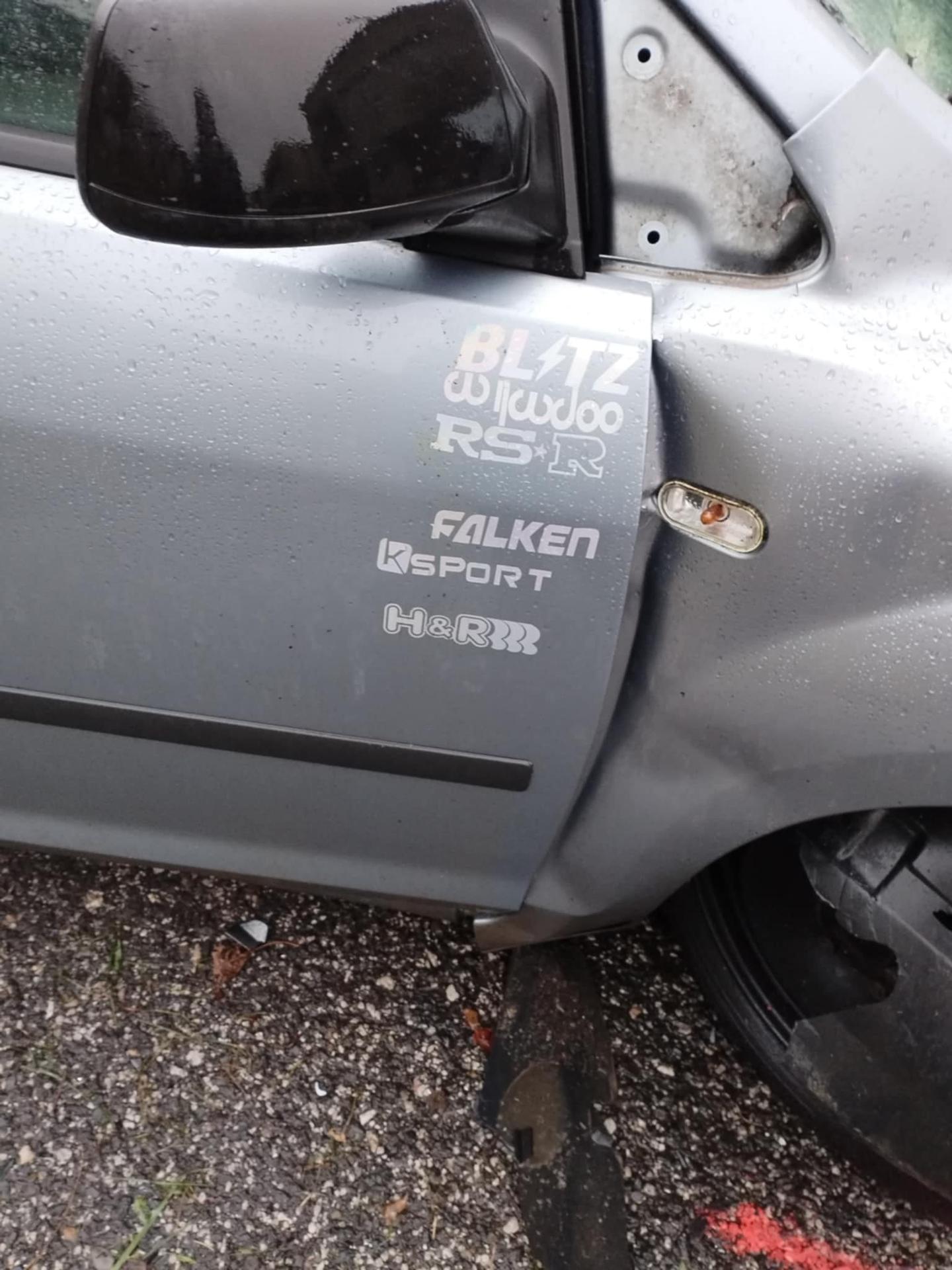 Ráno našli svoje auto zdemolované.