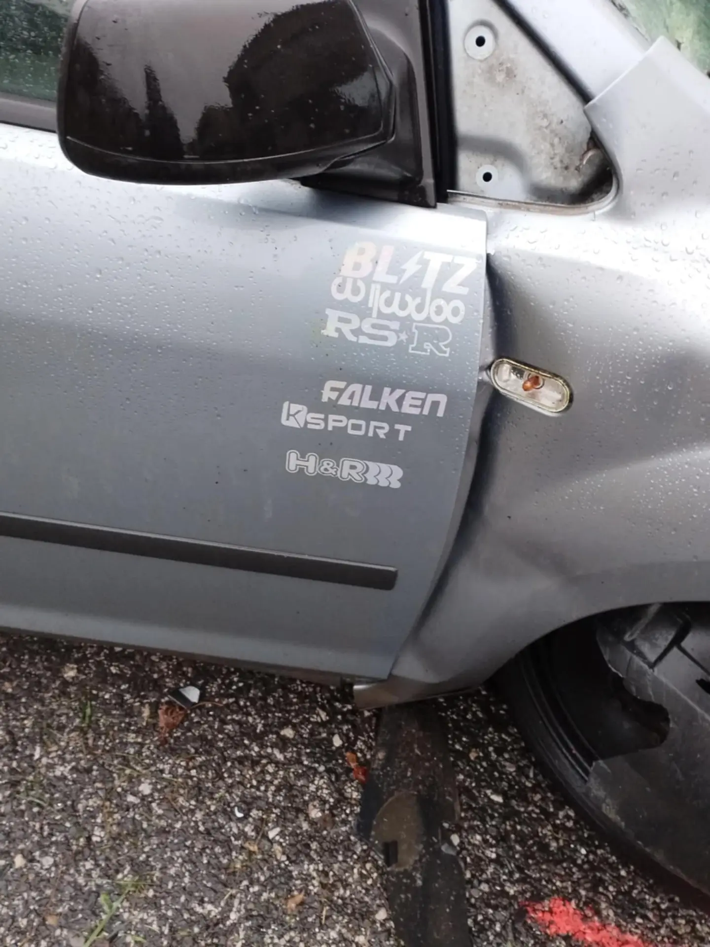 Ráno našli svoje auto zdemolované.
