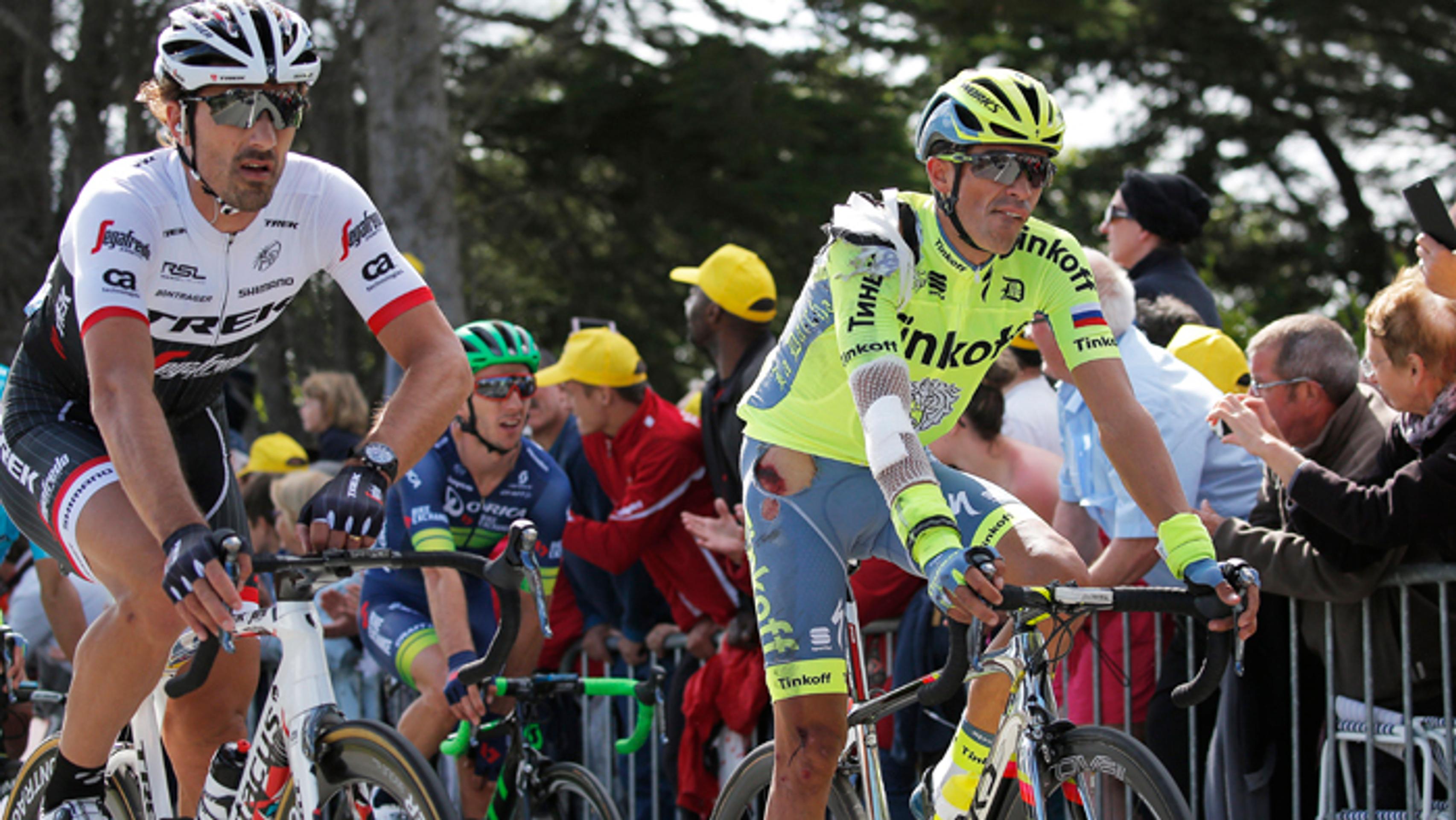 Alberto Contador (vpravo) po páde a Fabian Cancellara.