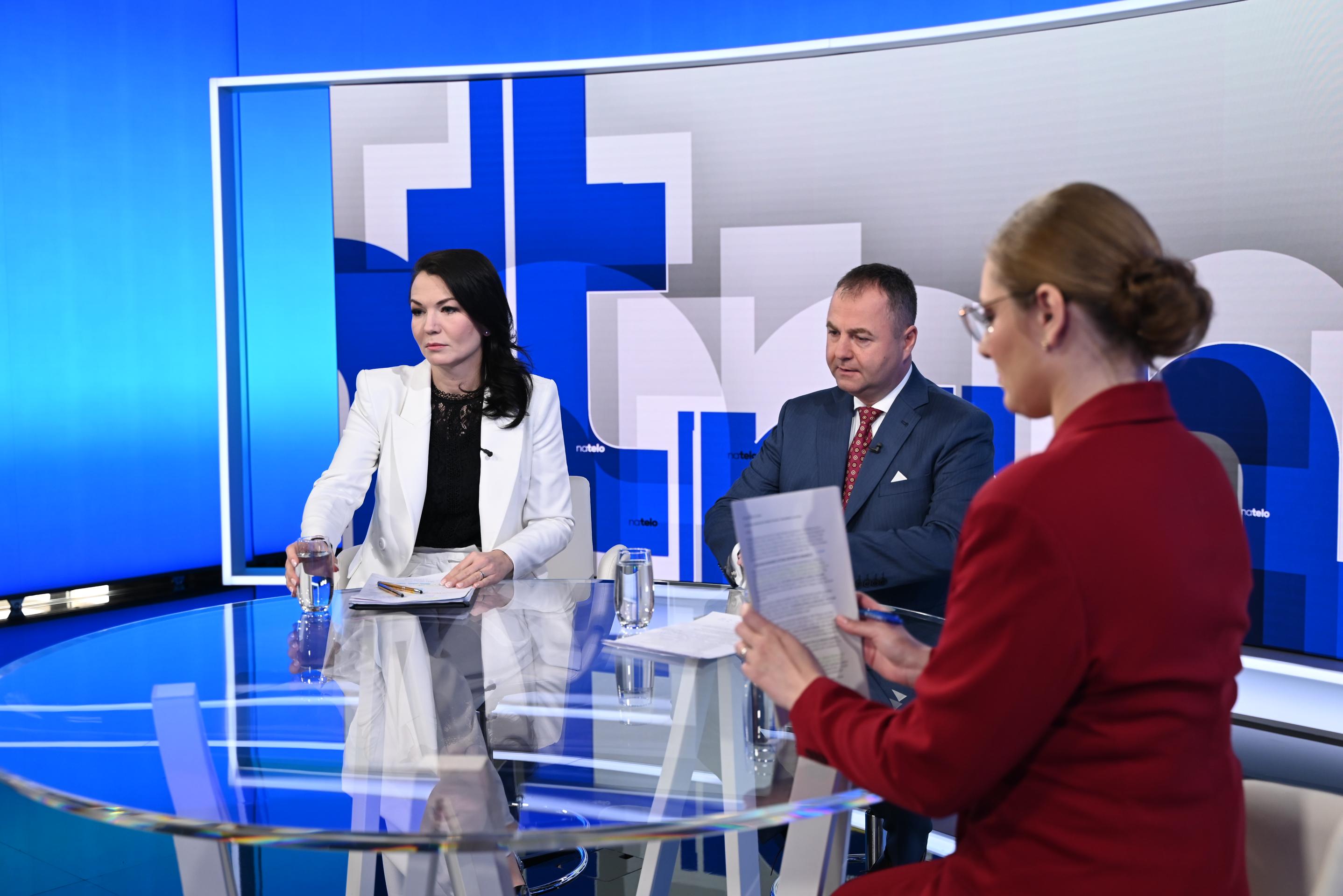 Hosťami Na telo boli Marián Kéry (Smer-SD) a Beáta Jurík (PS)