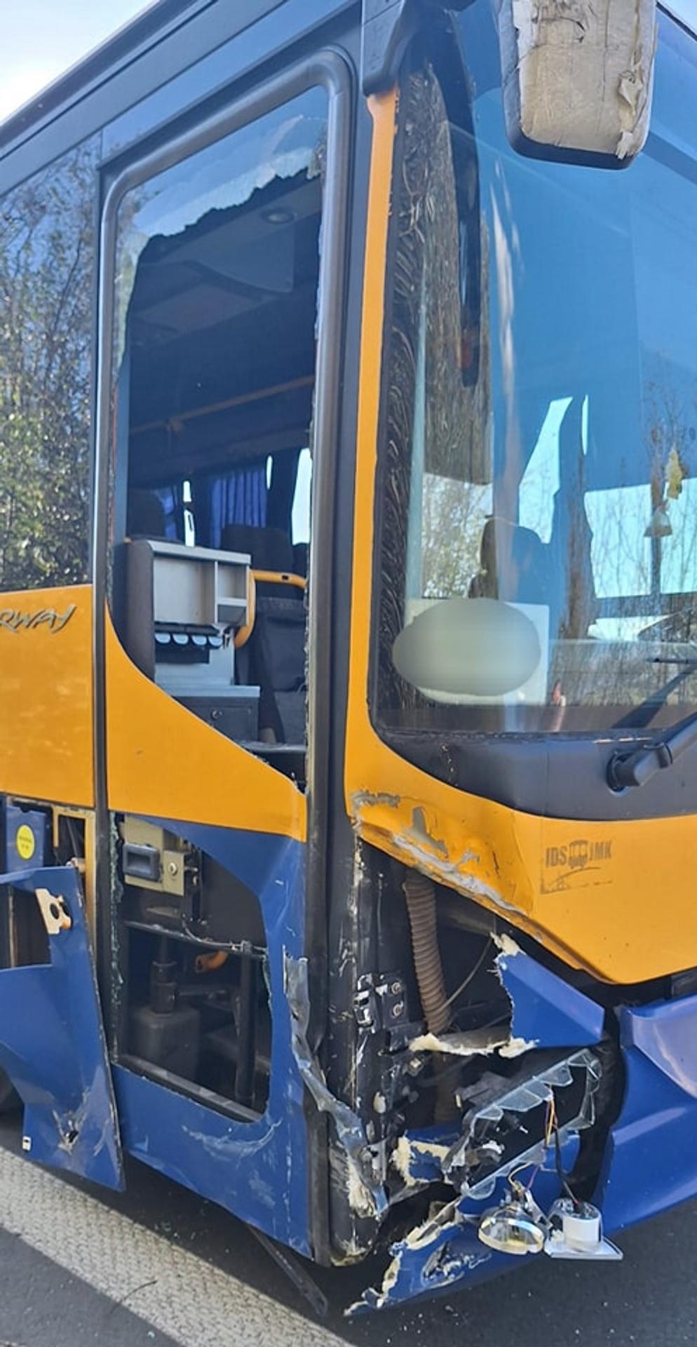 Medzi Kútmi a Holíčom sa v okrese Senica v stredu poobede zrazil autobus s osobným autom