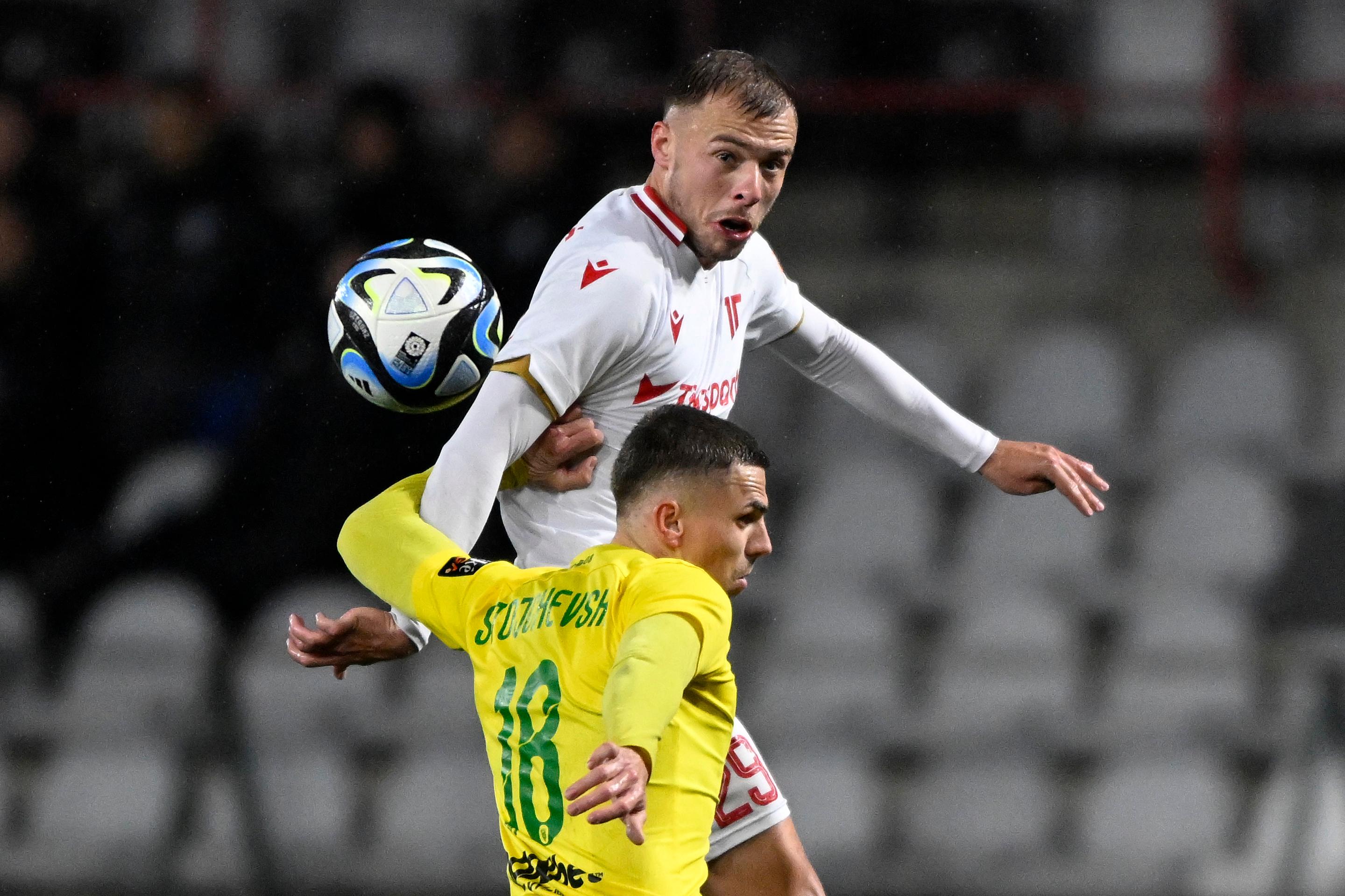 Na snímke zľava Njegoš Kupusovič (AS Trenčín) a  Andrej Stojčevski (MŠK Žilina).