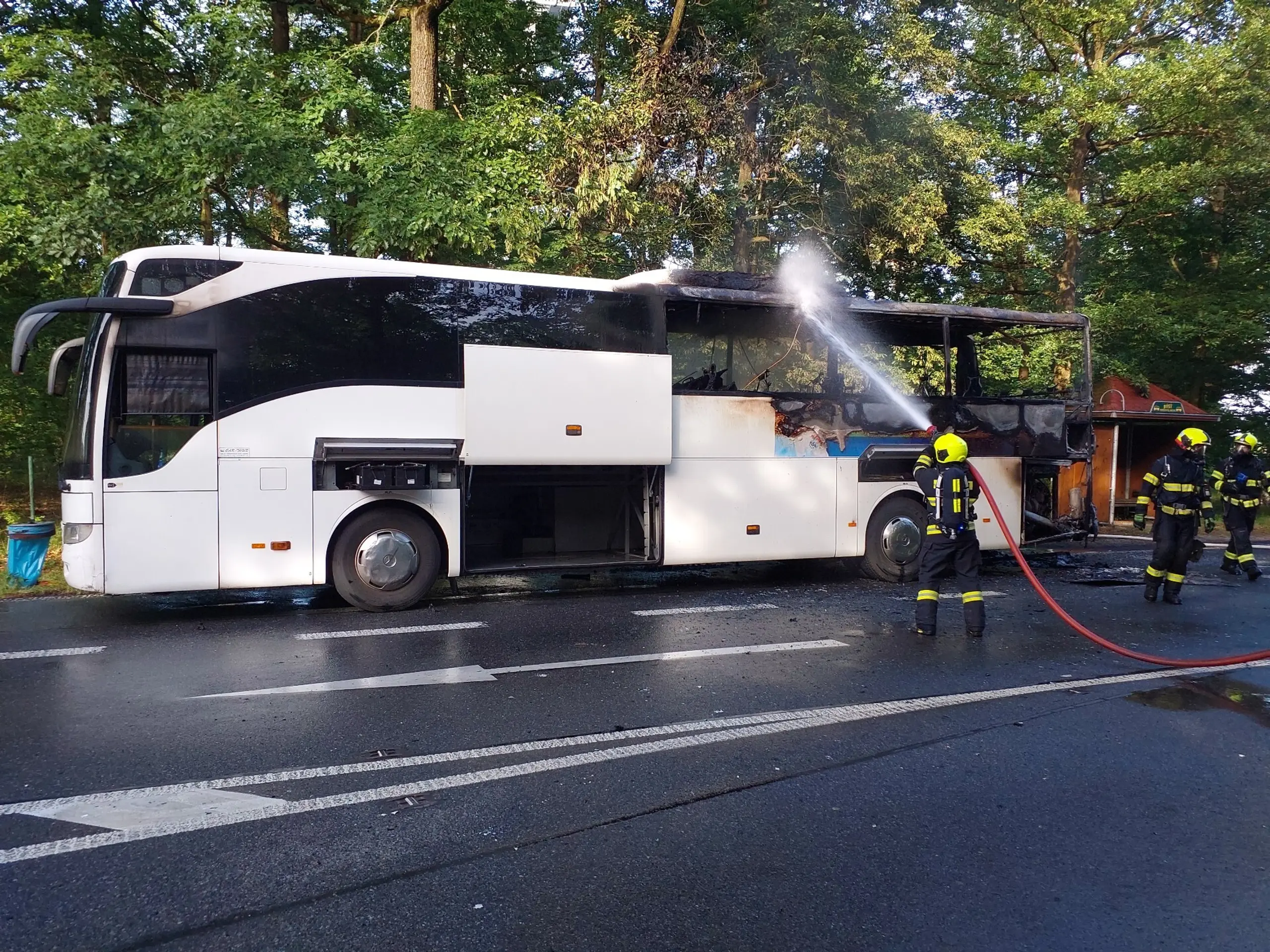 Horiaci autobus vo východných Čechách 