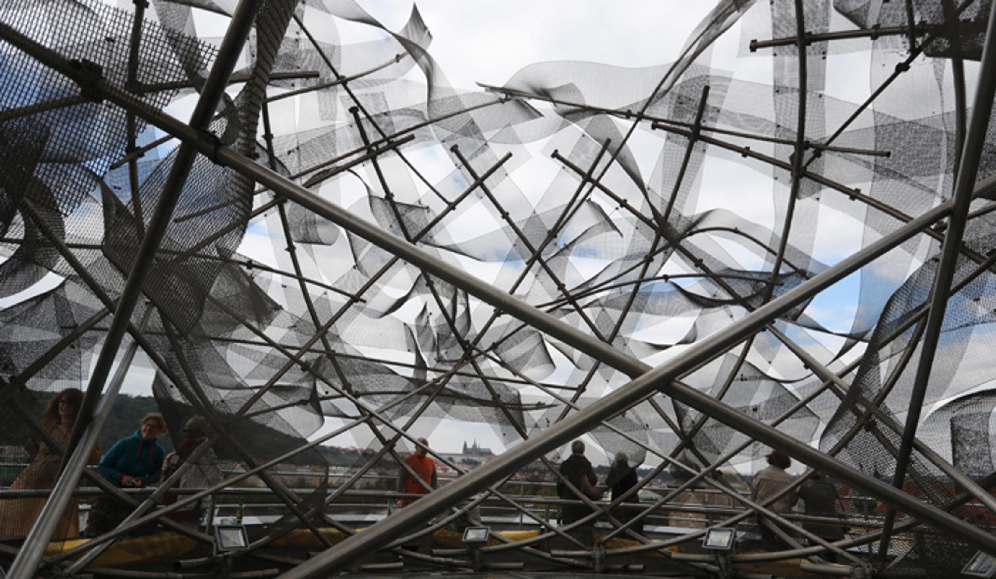 Ľudia si užívajú výhlad zo strechy Tancujúceho domu v Prahe, v ktorom otvorili  štvorhviezdičkový hotel.