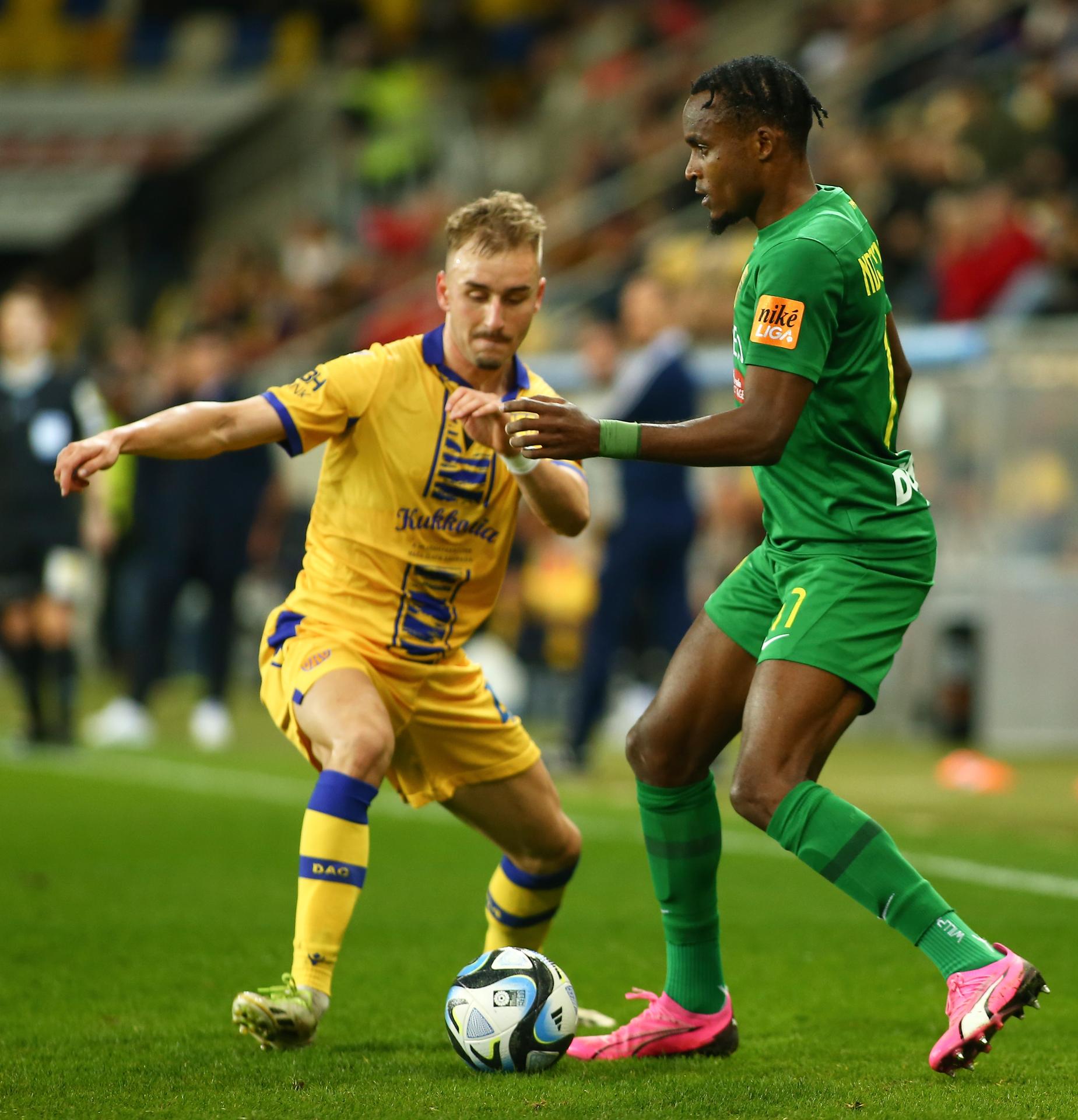 Sprava James Ndjeungoue (Žilina) a Matej Trusa (Dunajská Streda) v súboji o loptu v 2. kole nadstavbovej časti Niké ligy v skupine o titul.