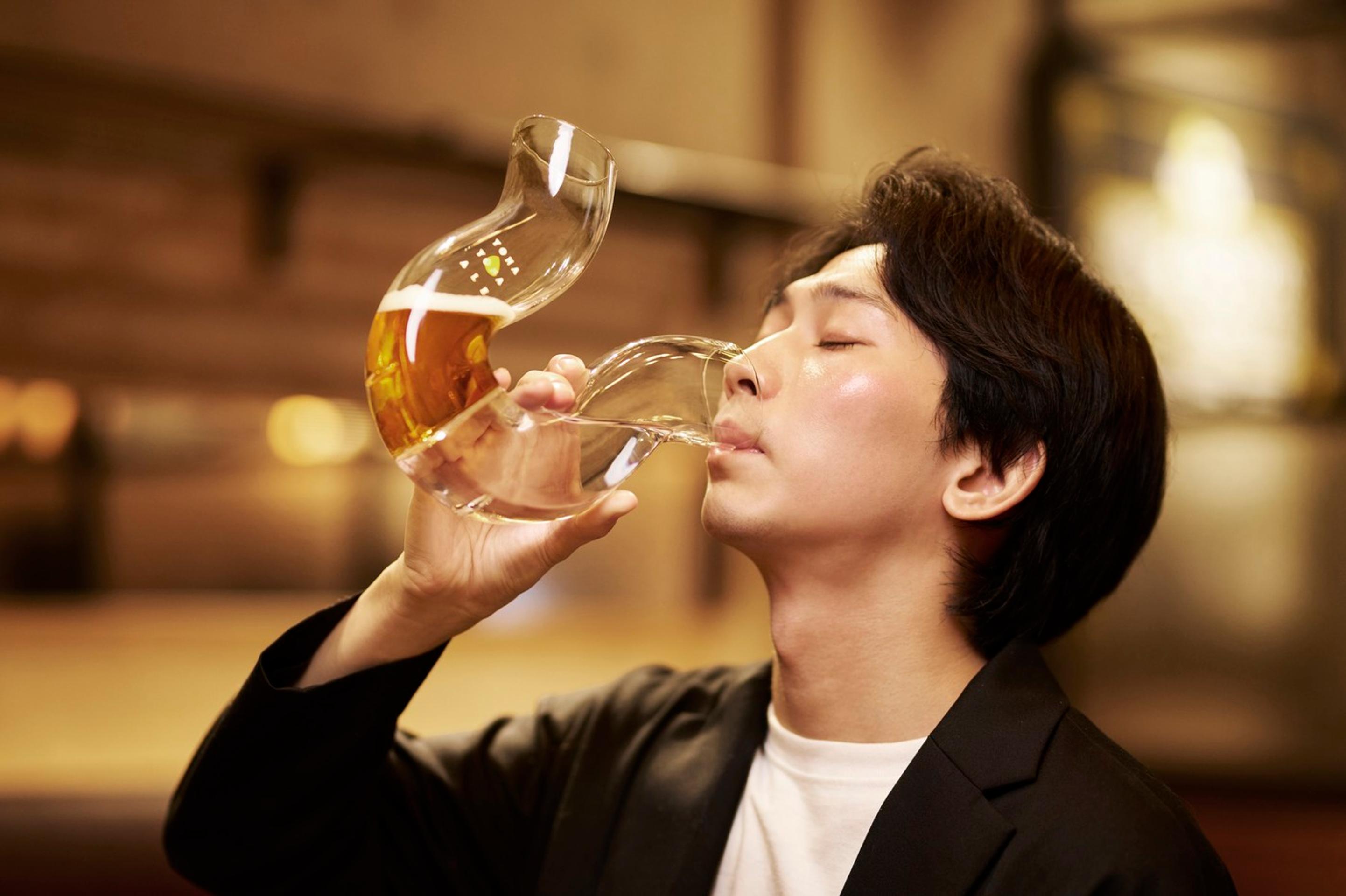 Japonský pivovar ponúka pohár, ktorý má umierňovať opicu.