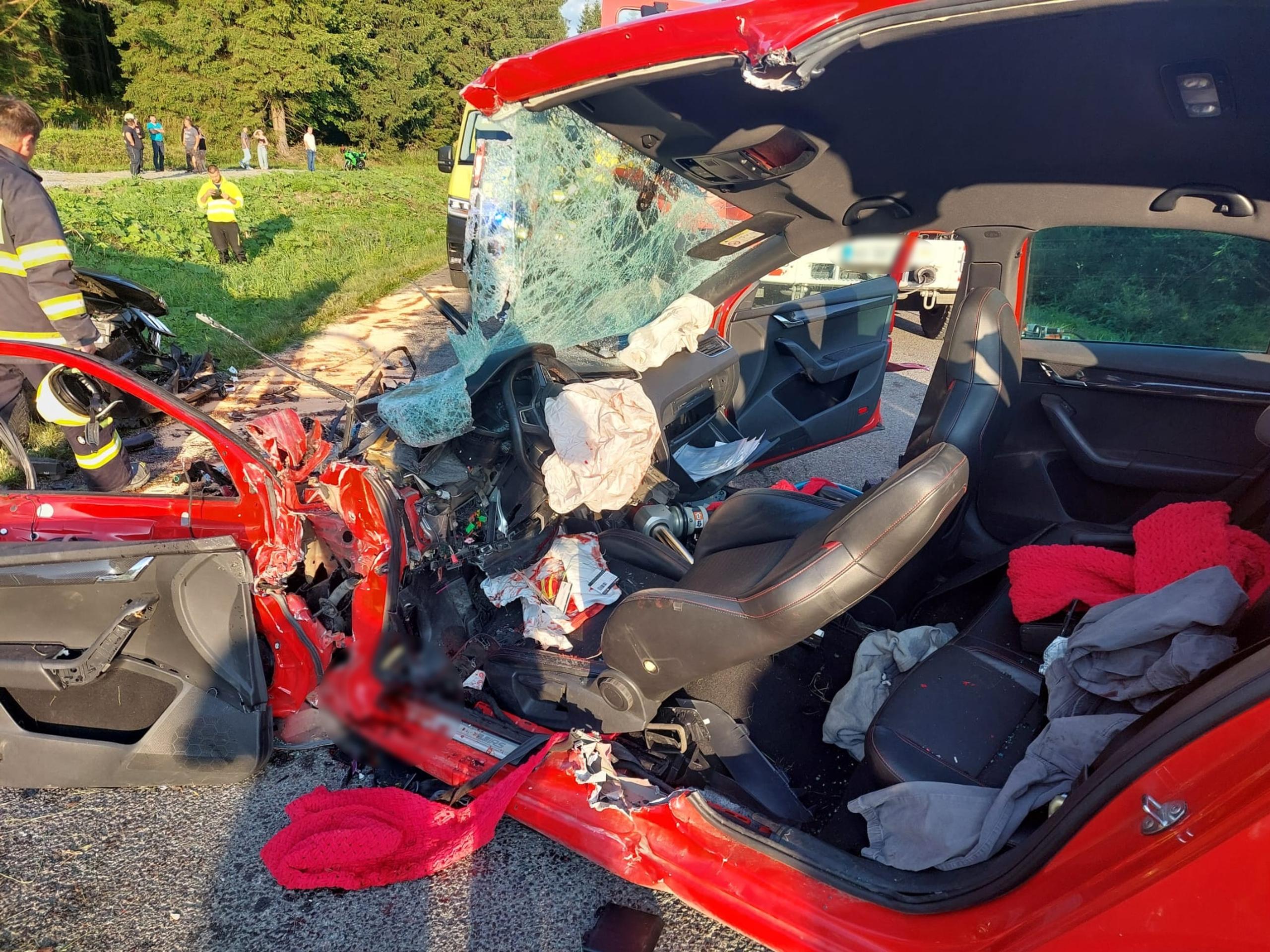 Zdemolované auto po náraze