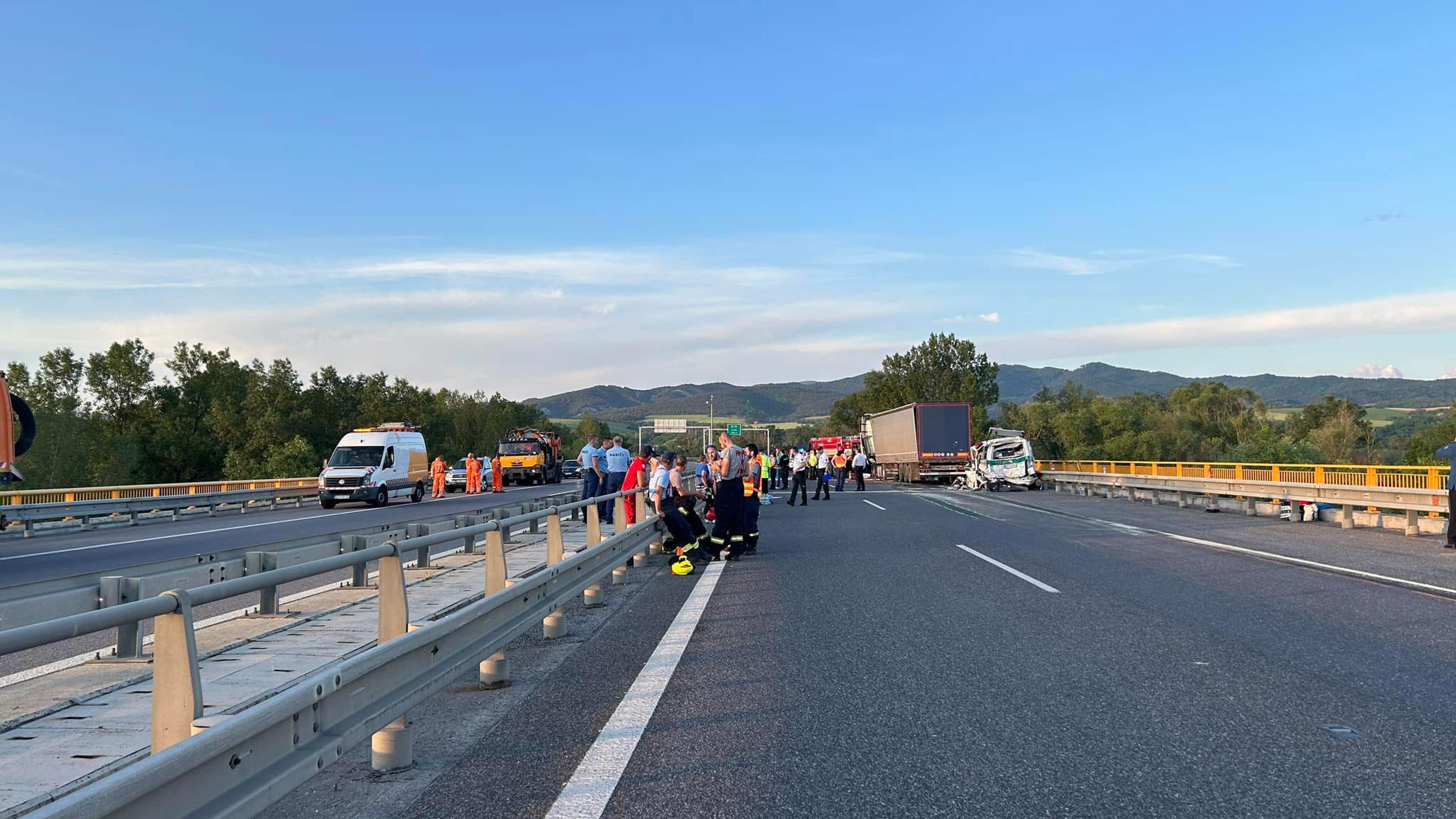 Nehoda na diaľnici D1 pri Hornej Strede si vyžiadala dve obete.