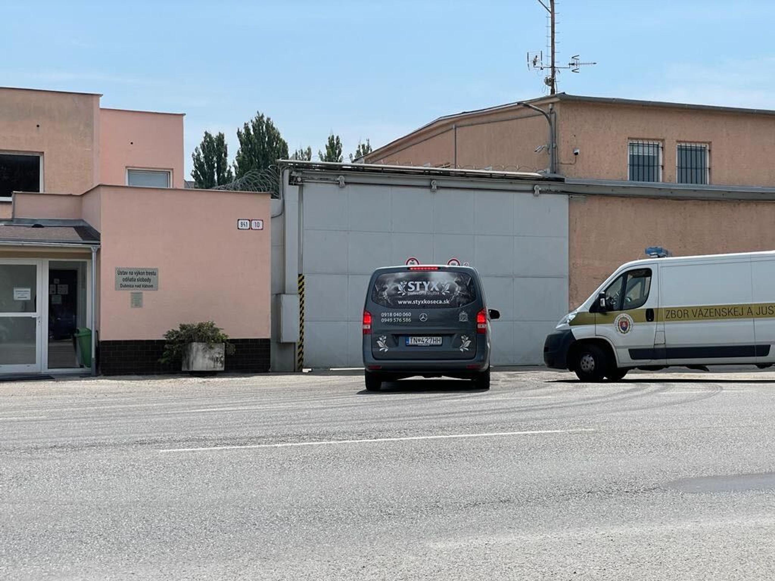 Pohrebná služba pred väznicou