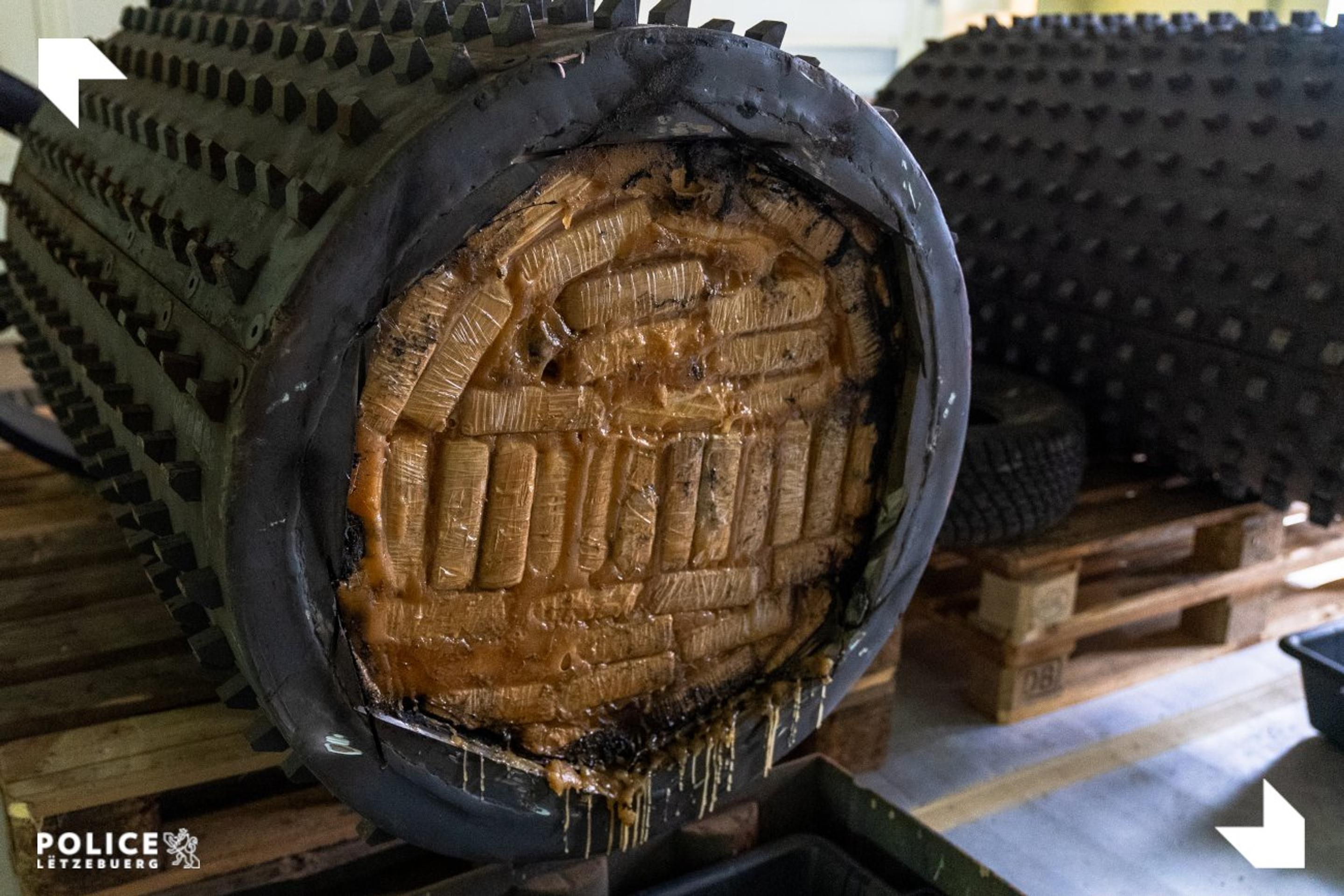 Drogy pašovali vo valci z drvičky kamenia.