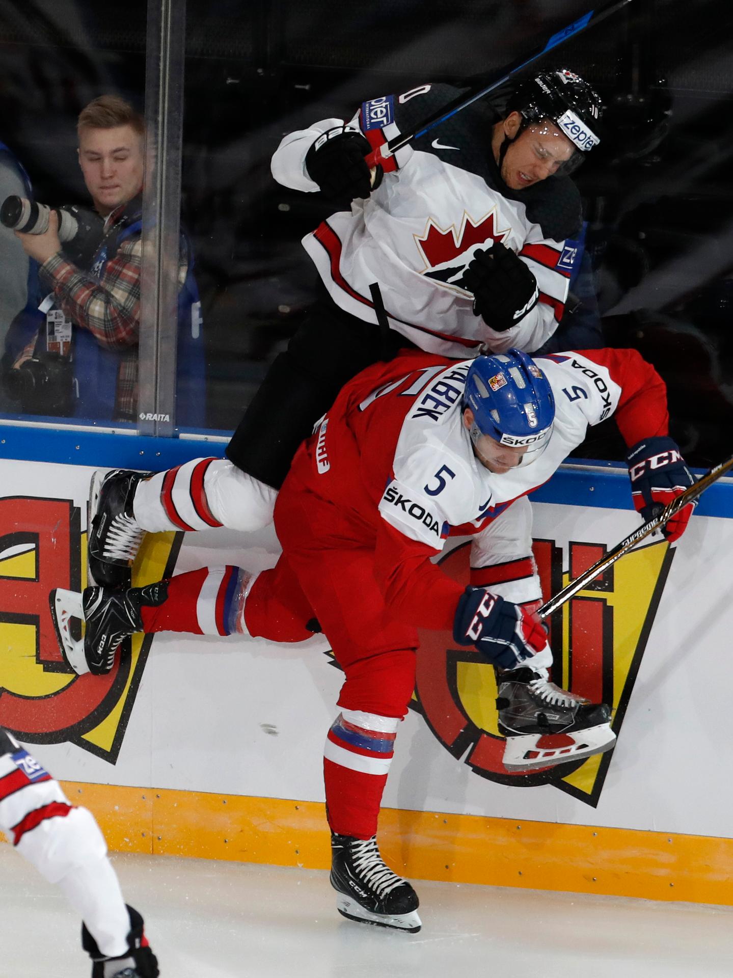 Jakub Jeřábek (vpravo) z Česka dáva hit Braydenovi Schennovi z Kanady na MS 2017.