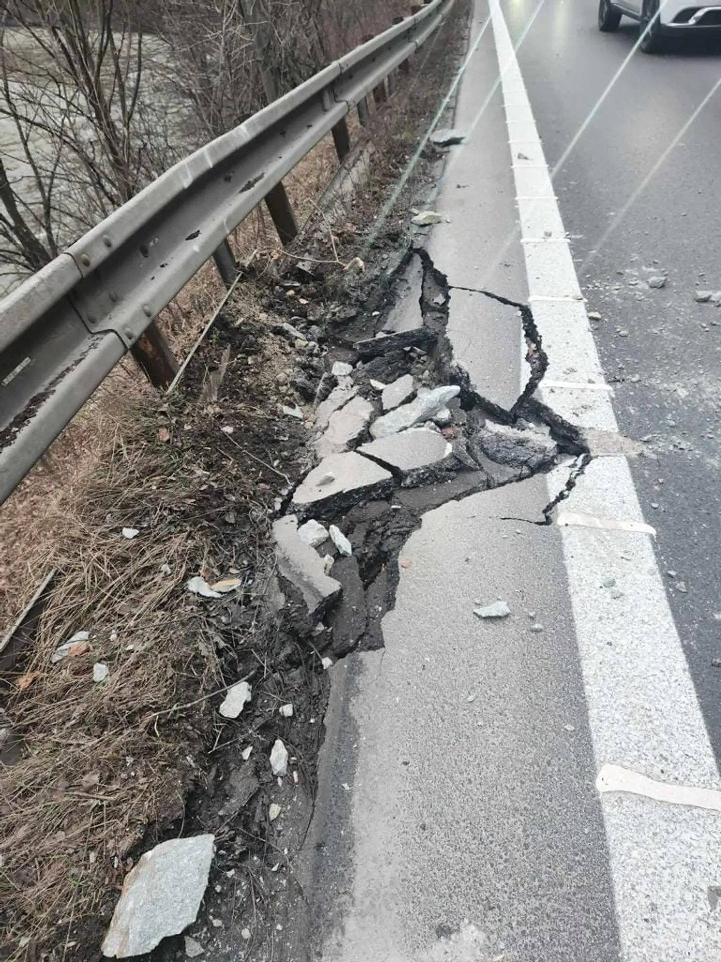 Poškodená cesta pod Strečnom.