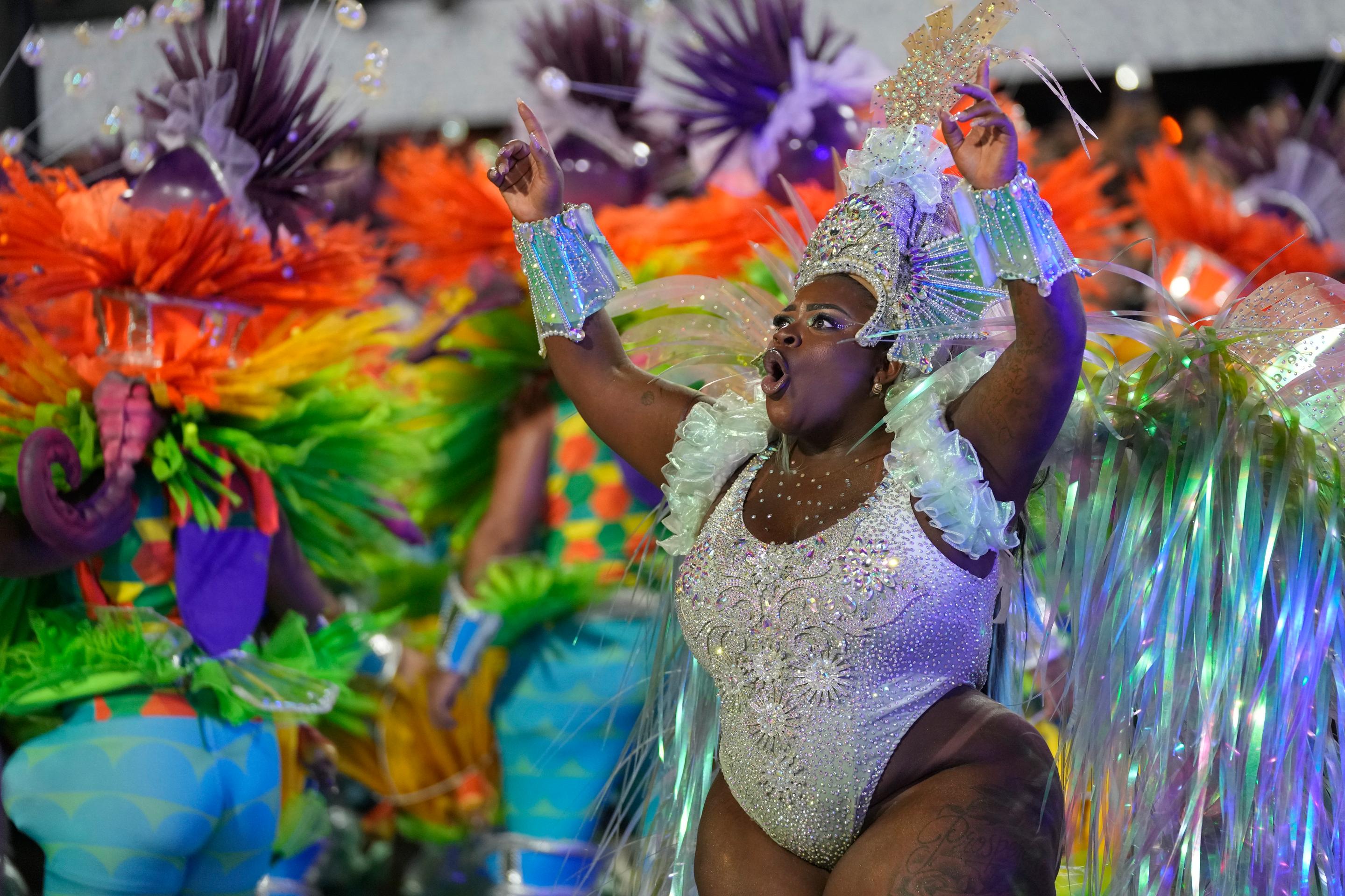Kostýmy na karnevale v Riu 2024 opäť hýrili farbami.