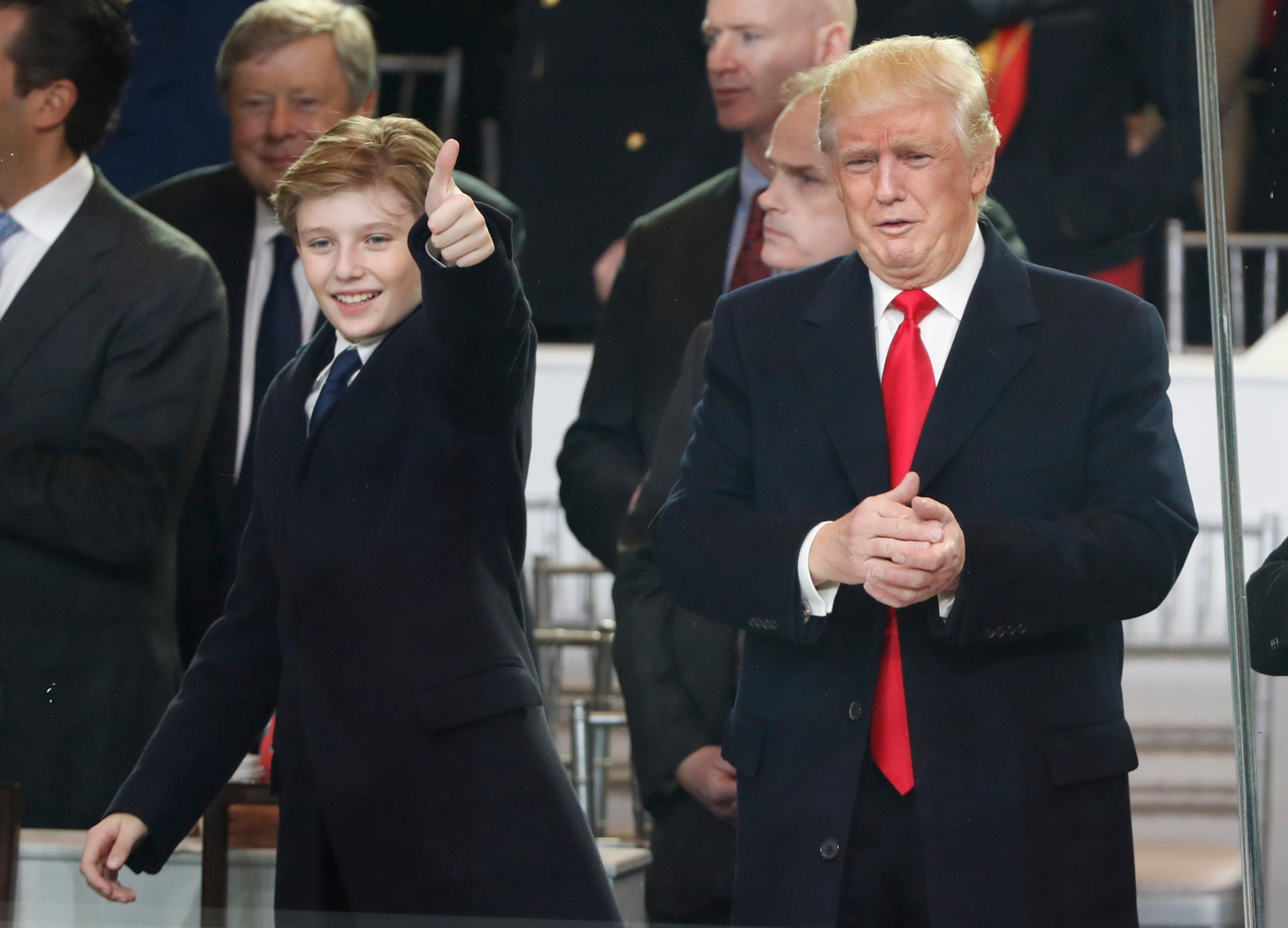Barron Trump sa teší z otcovho úspechu. 