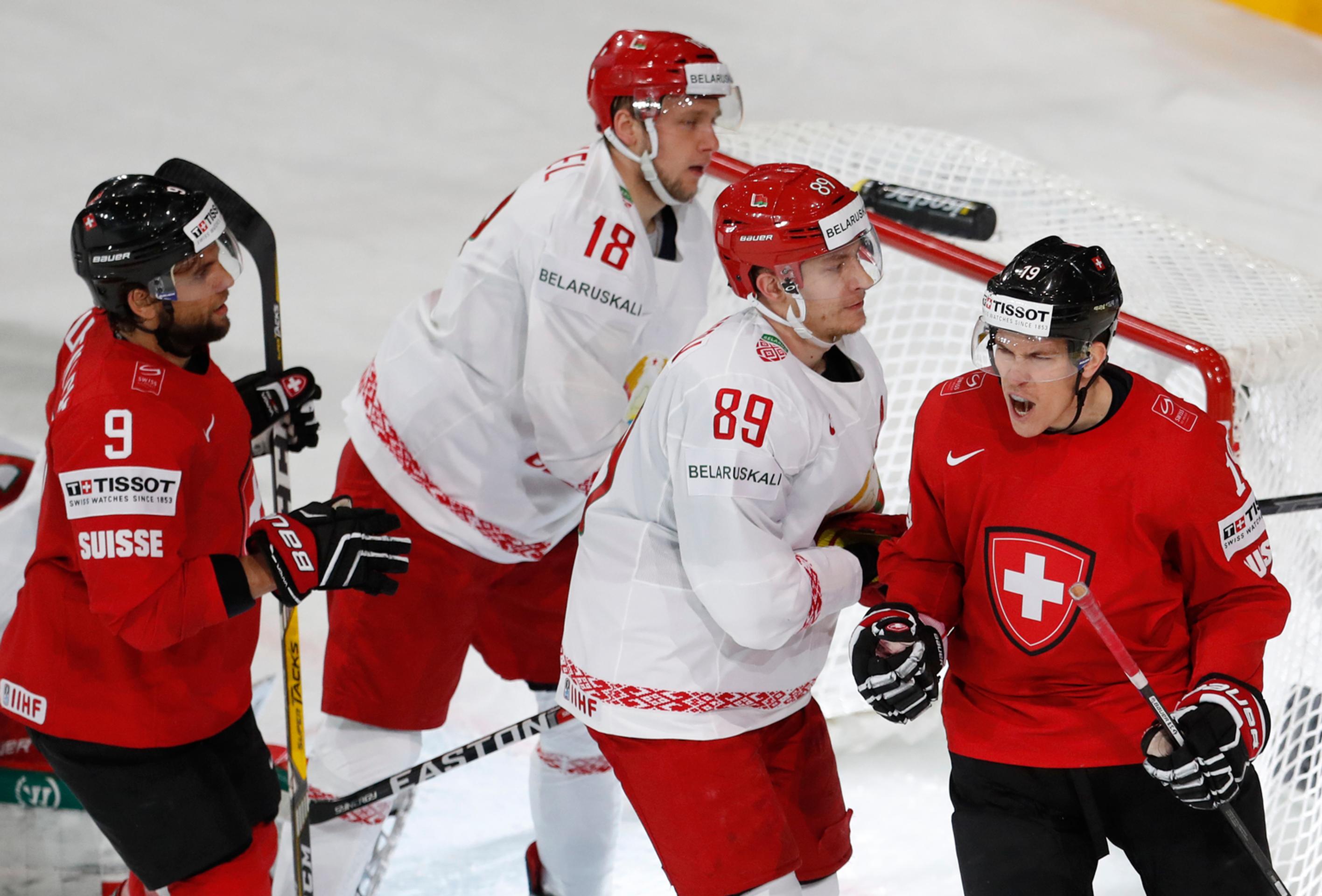 Reto Schappi (vpravo) zo Švajčiarska jasá po góle v bieloruskej sieti v stretnutí MS 2017.