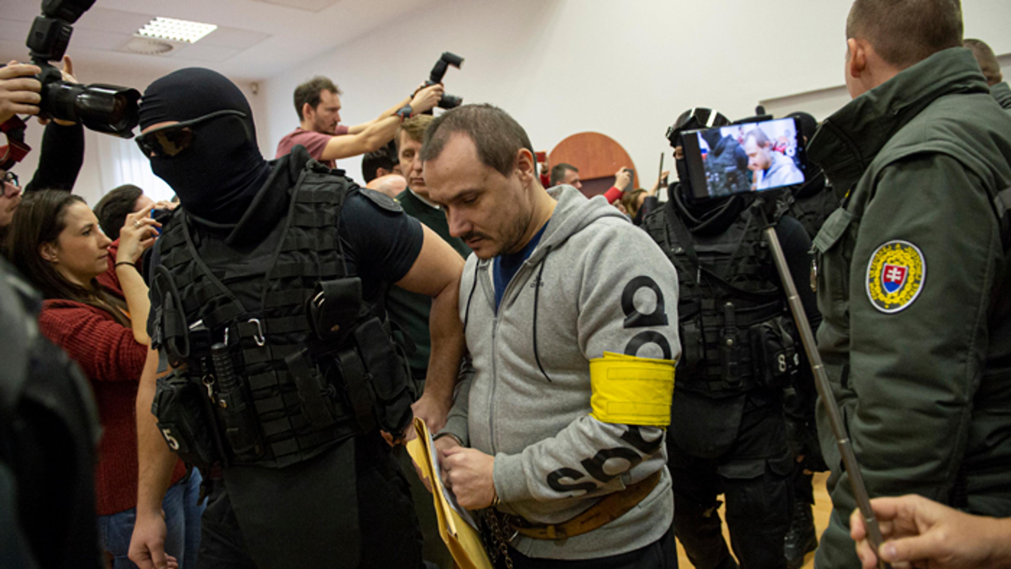 Zľava Kyle Turris a Jakov Trenin z Nashvillu oslavujú gól proti Winnipegu.