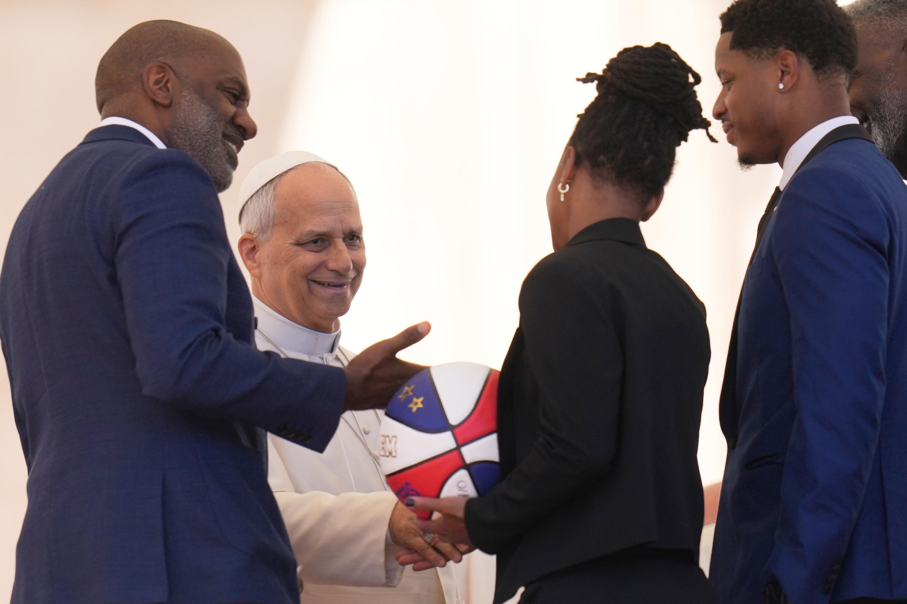 Harlem Globetrotters učili pápeža Leva XIV. točiť loptu na prste