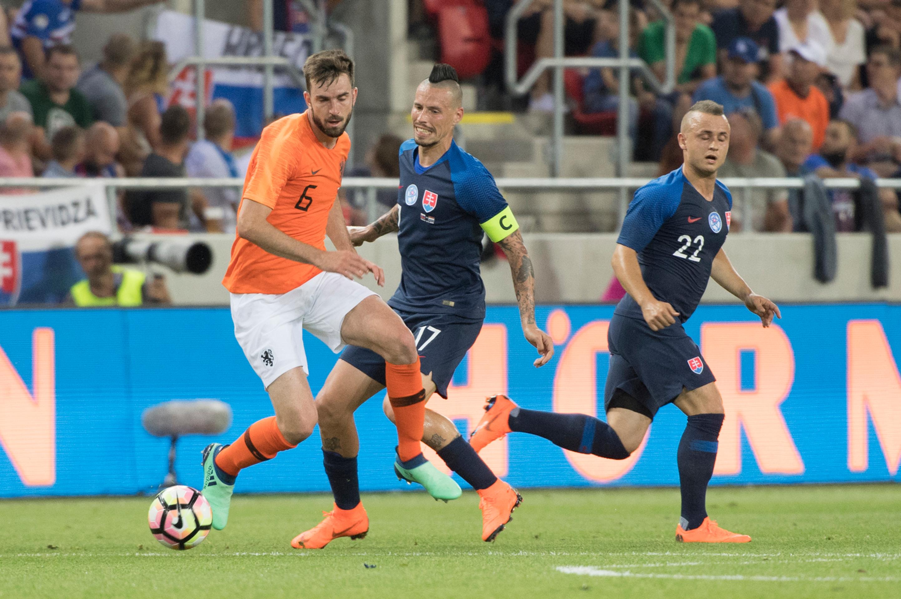 Holanďan Davy Pröpper (vľavo) v súoboji o loptu s kapitánom SR Markom Hamšíkom v prípravnom stretnutí.