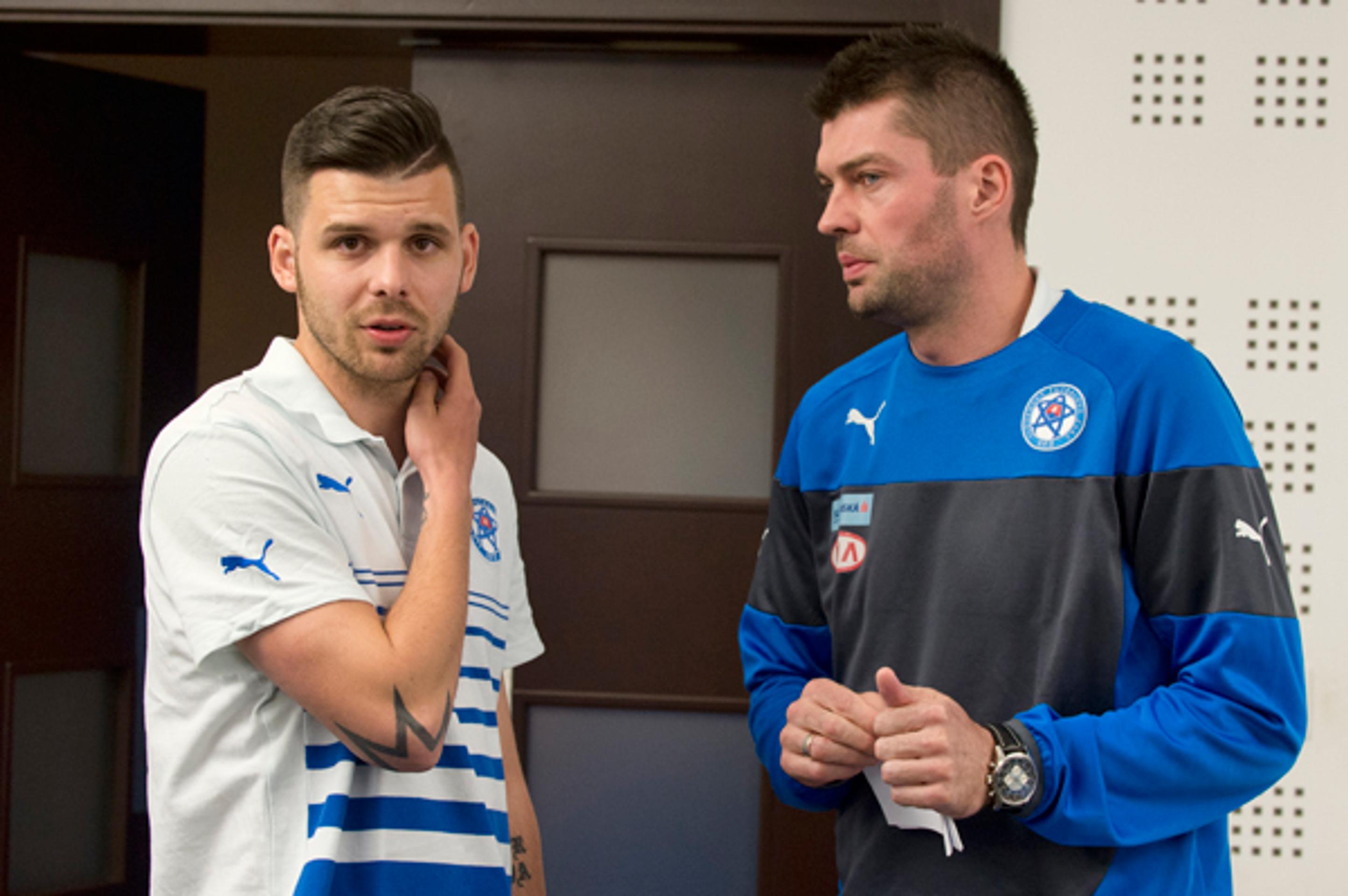 Útočník Michal Ďuriš a brankár Matúš Kozáčik.