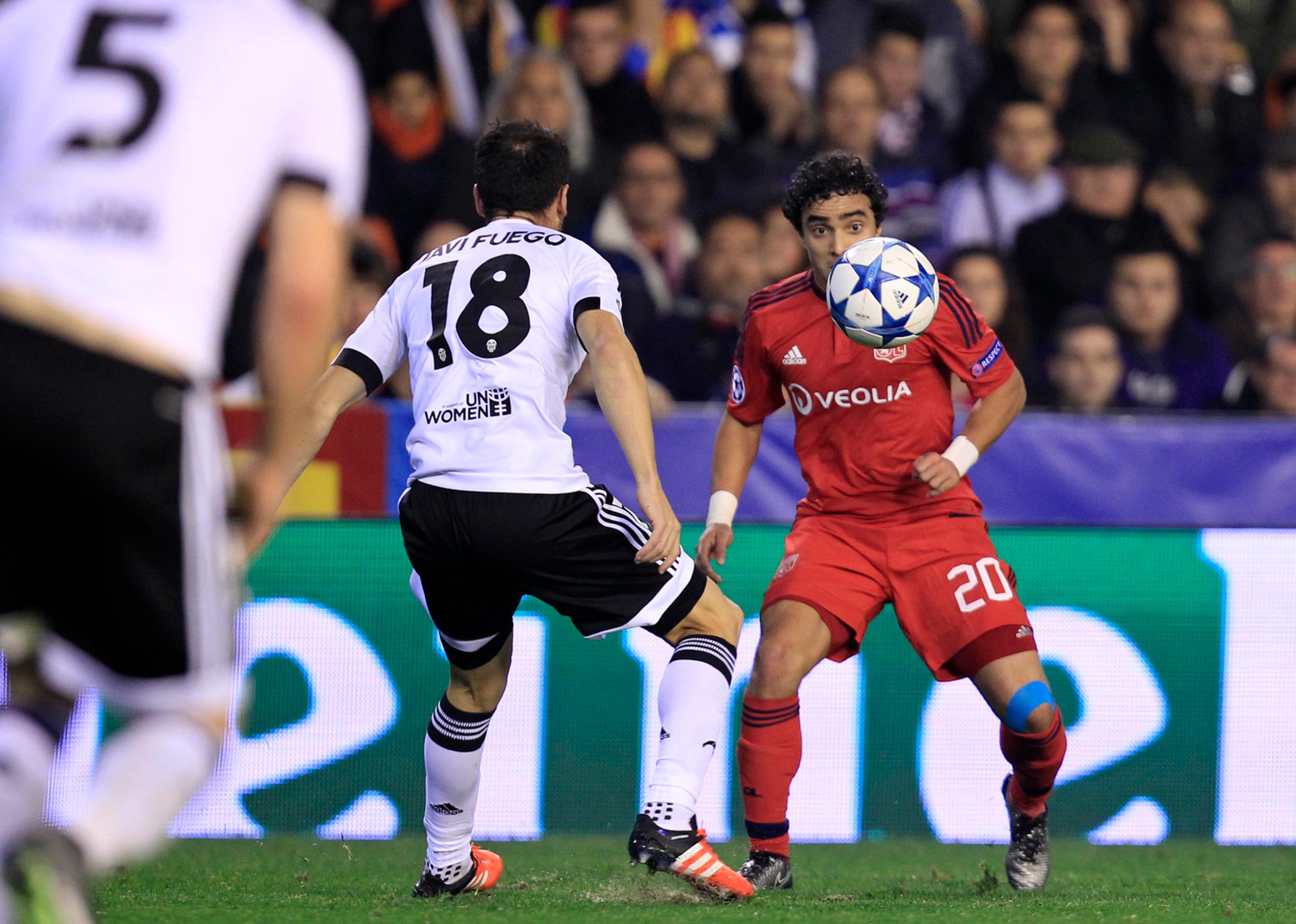 Na snímke hráč Lyonu Rafael (vpravo)  a hráč Valencie Javi Fuego (v strede vľavo)