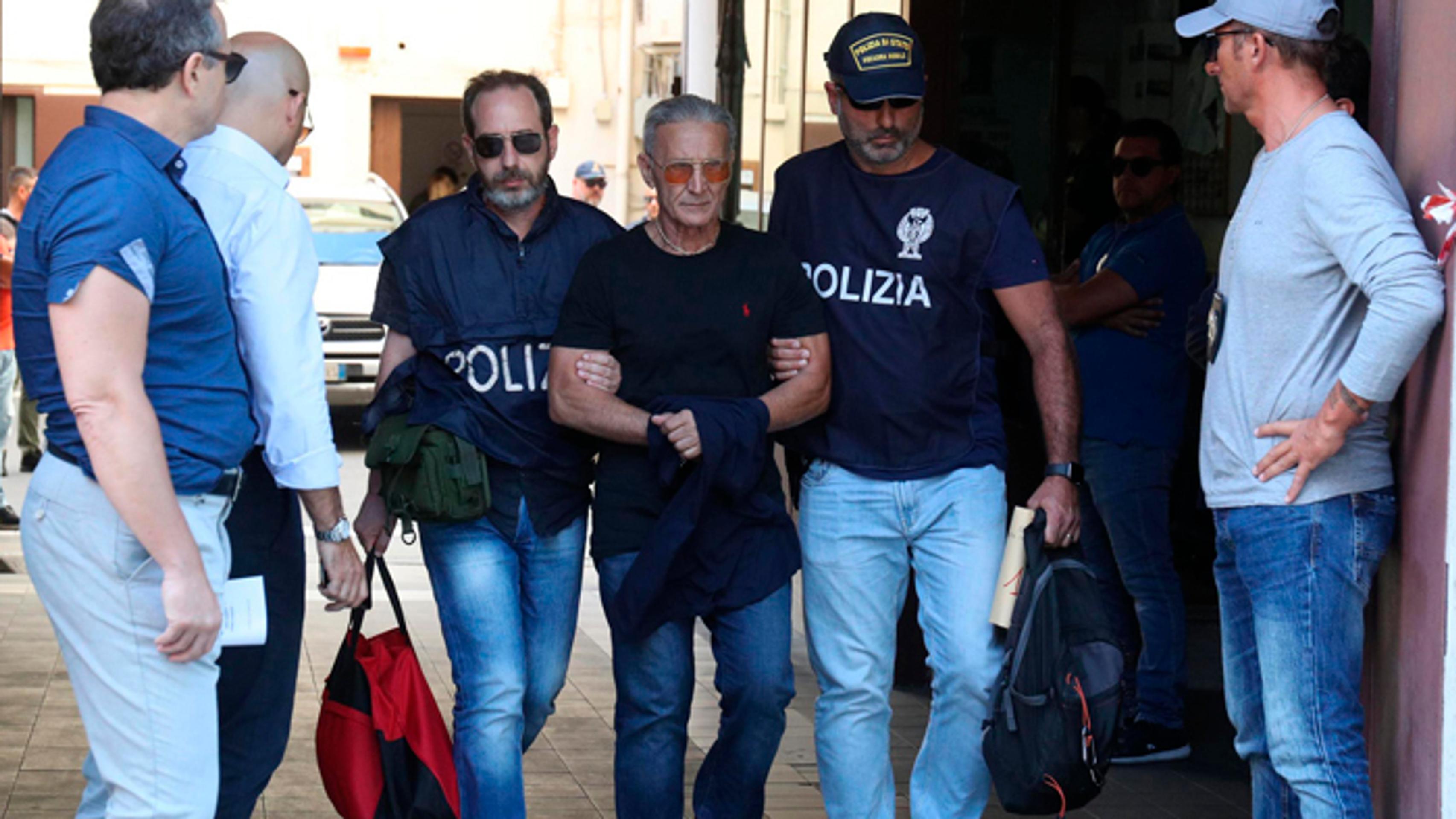 Zatknutý Thomas Gambino (uprostred) v sprievode FBI v Palerme.