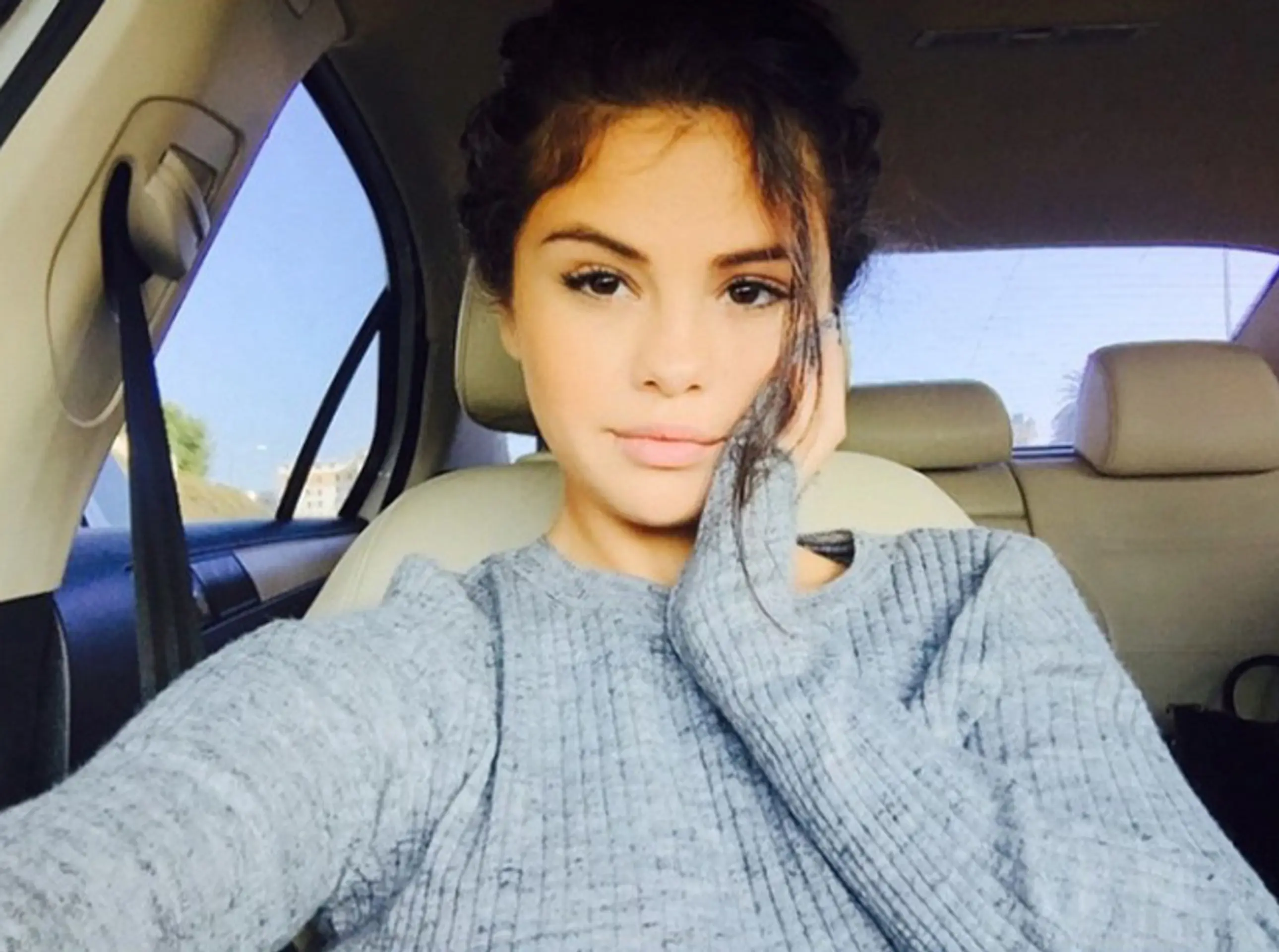 Selfie Seleny Gomez v tričku.