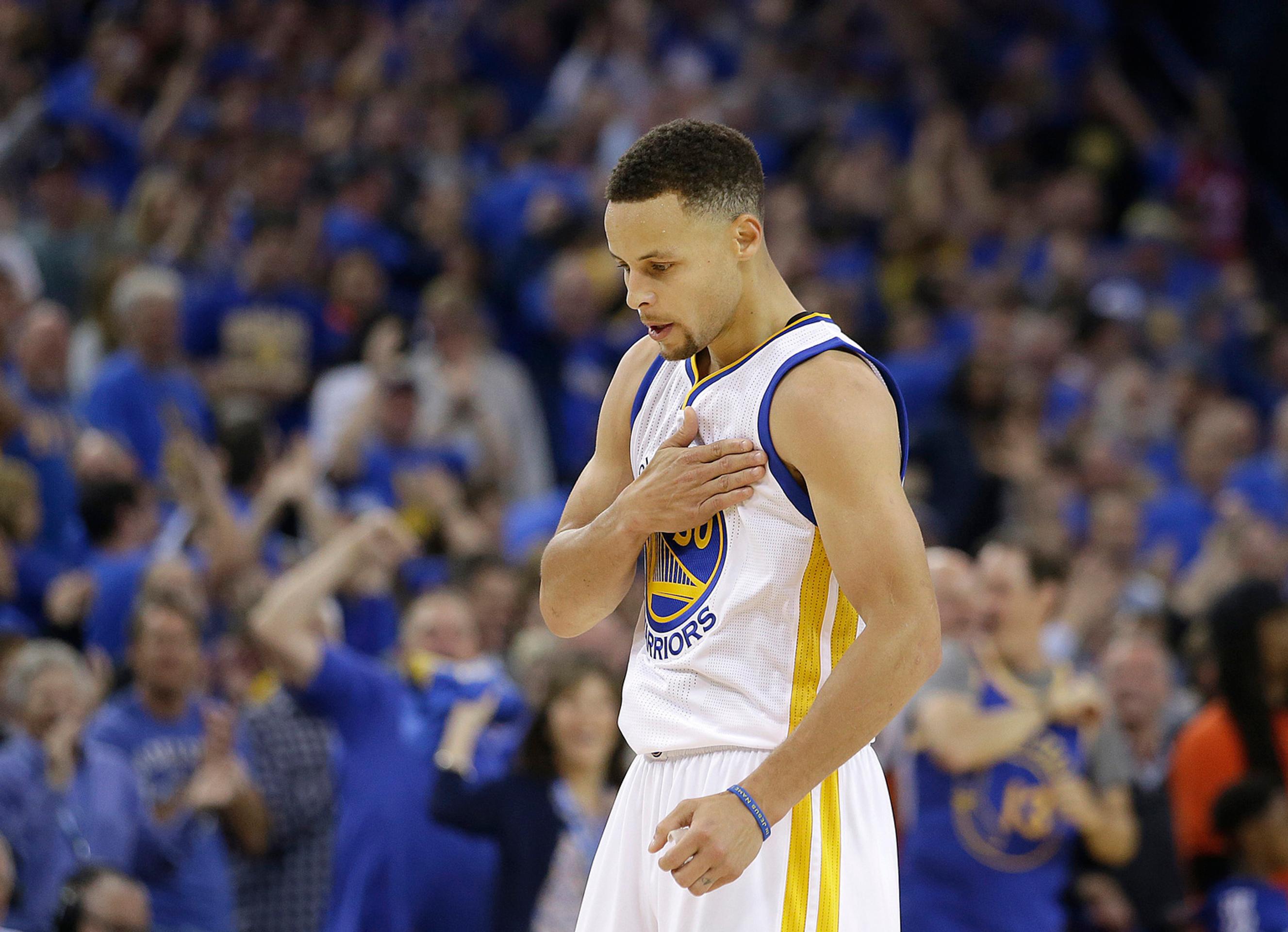 Stephen Curry oslavuje ďalší presný trojkový zásah. 