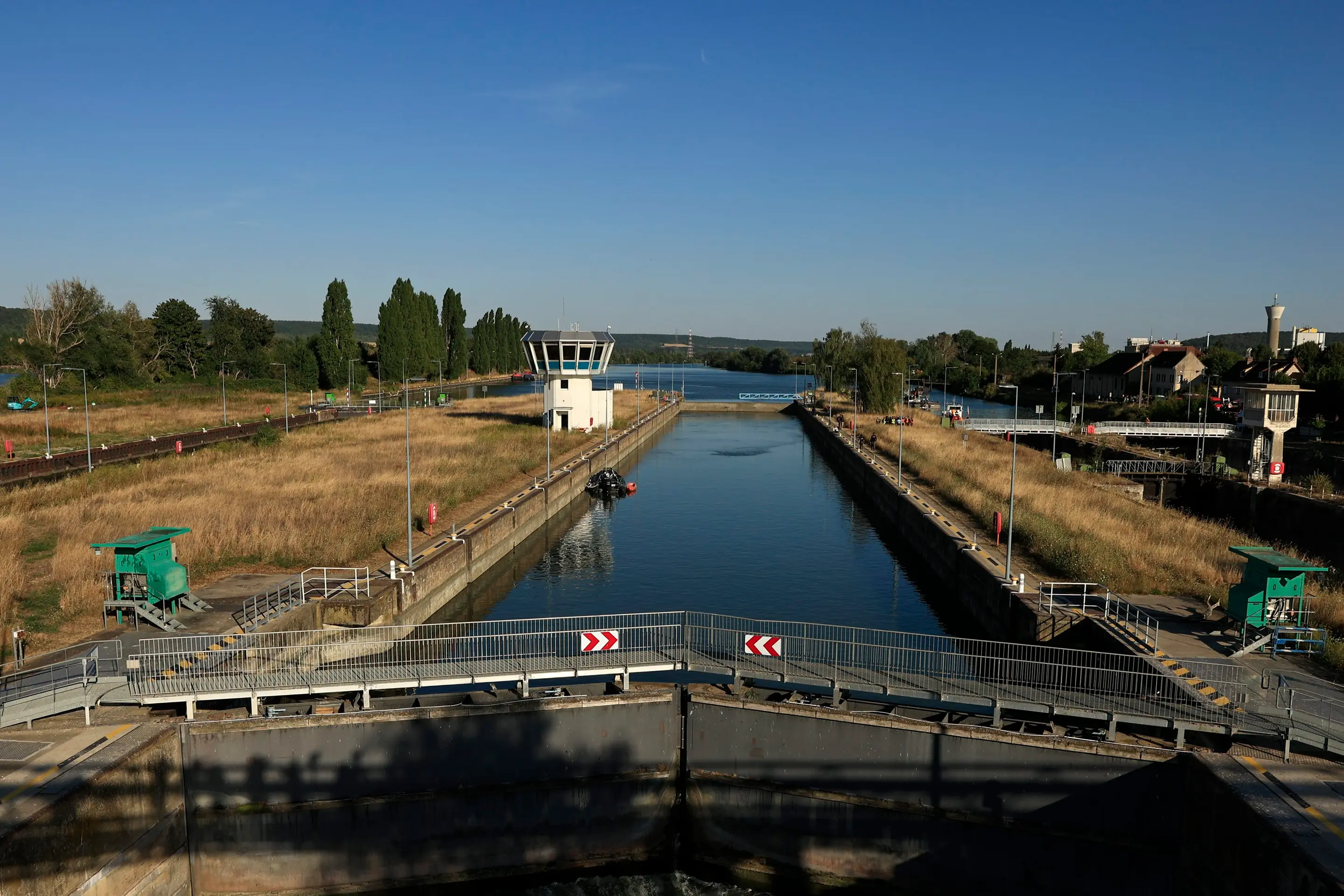 Vyslobodzovacie práce na Seine, kde uviazla veľryba.