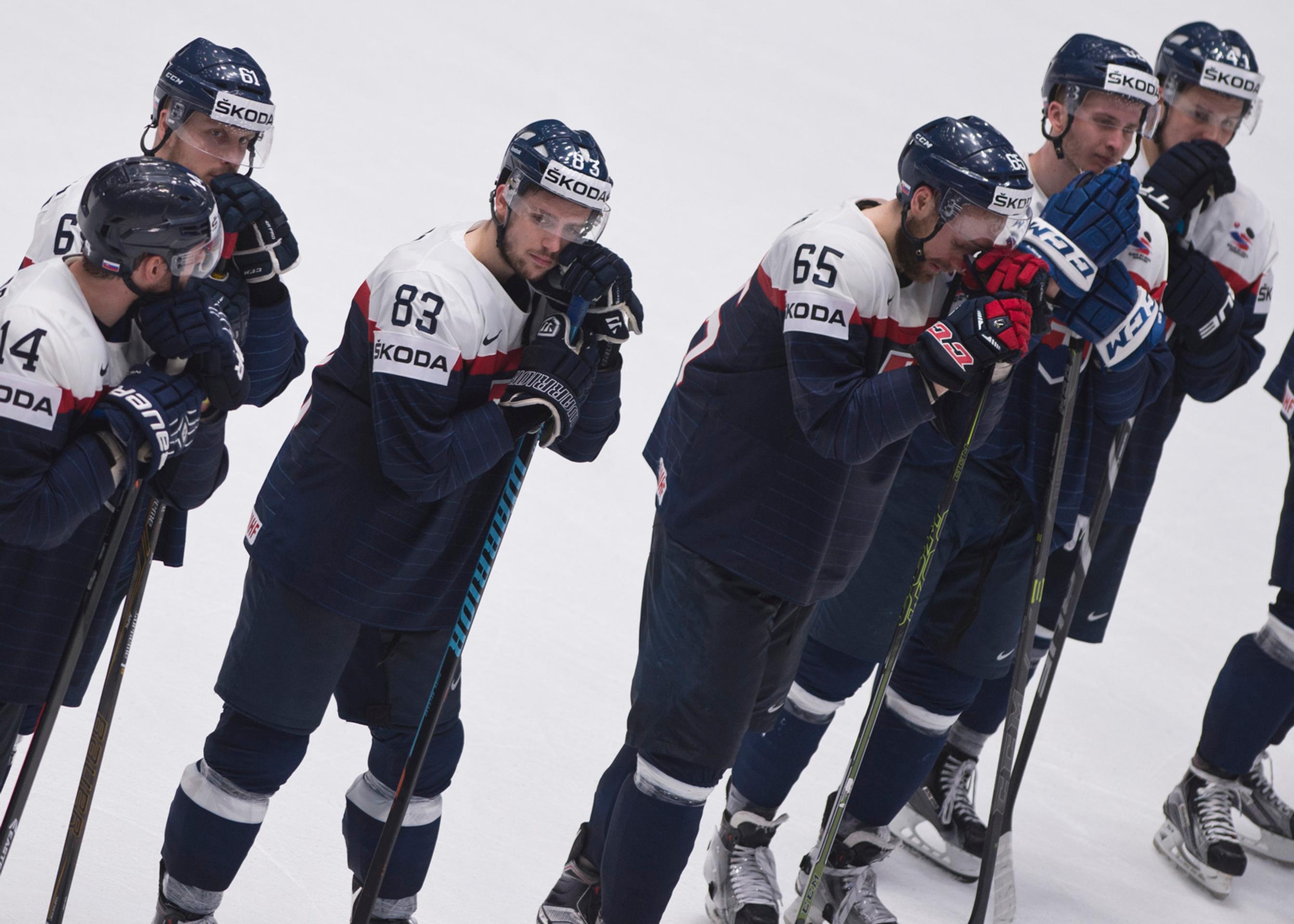 Smutní slovenskí hokejisti po vypadnutí z majstrovstiev sveta.