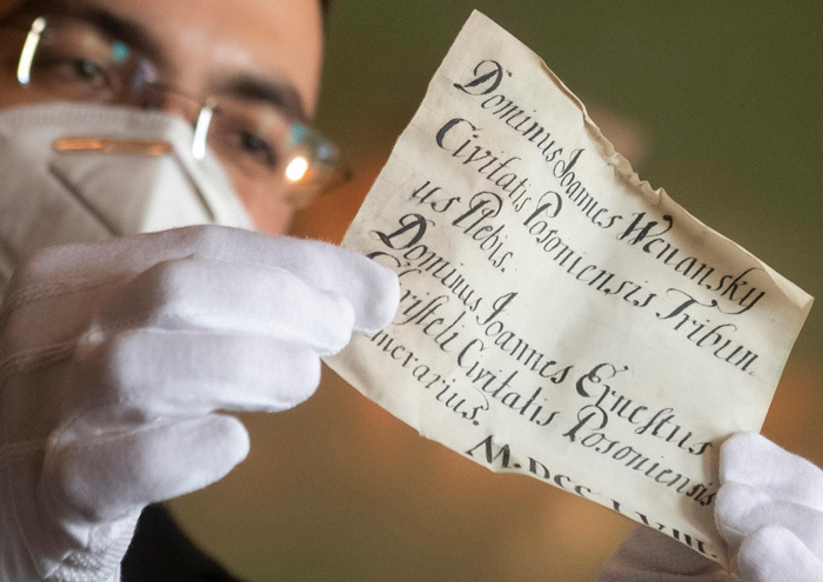 Pergamenové písomnosti z časovej schránky.