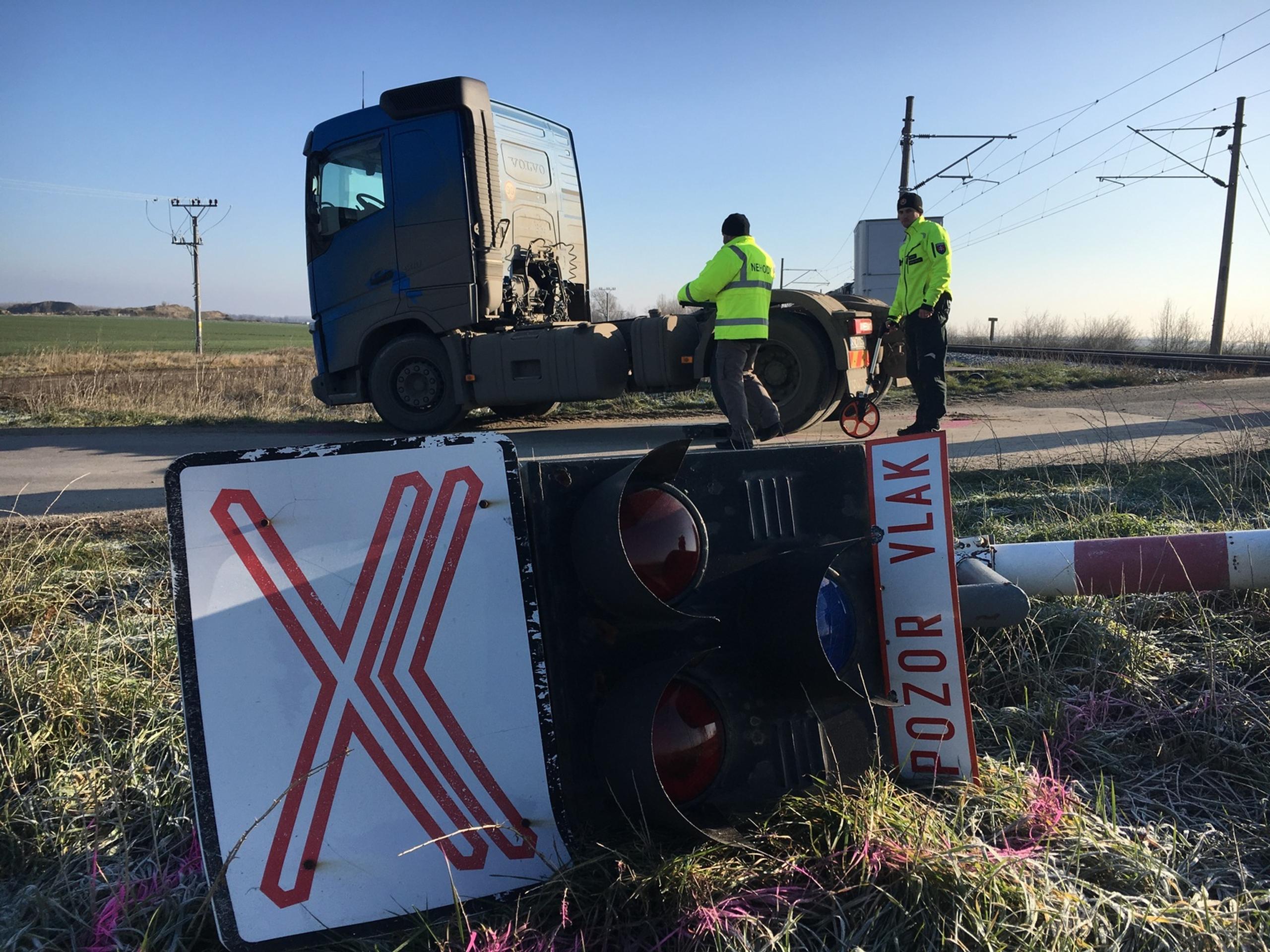 Vlak sa zrazil s nákladným autom.