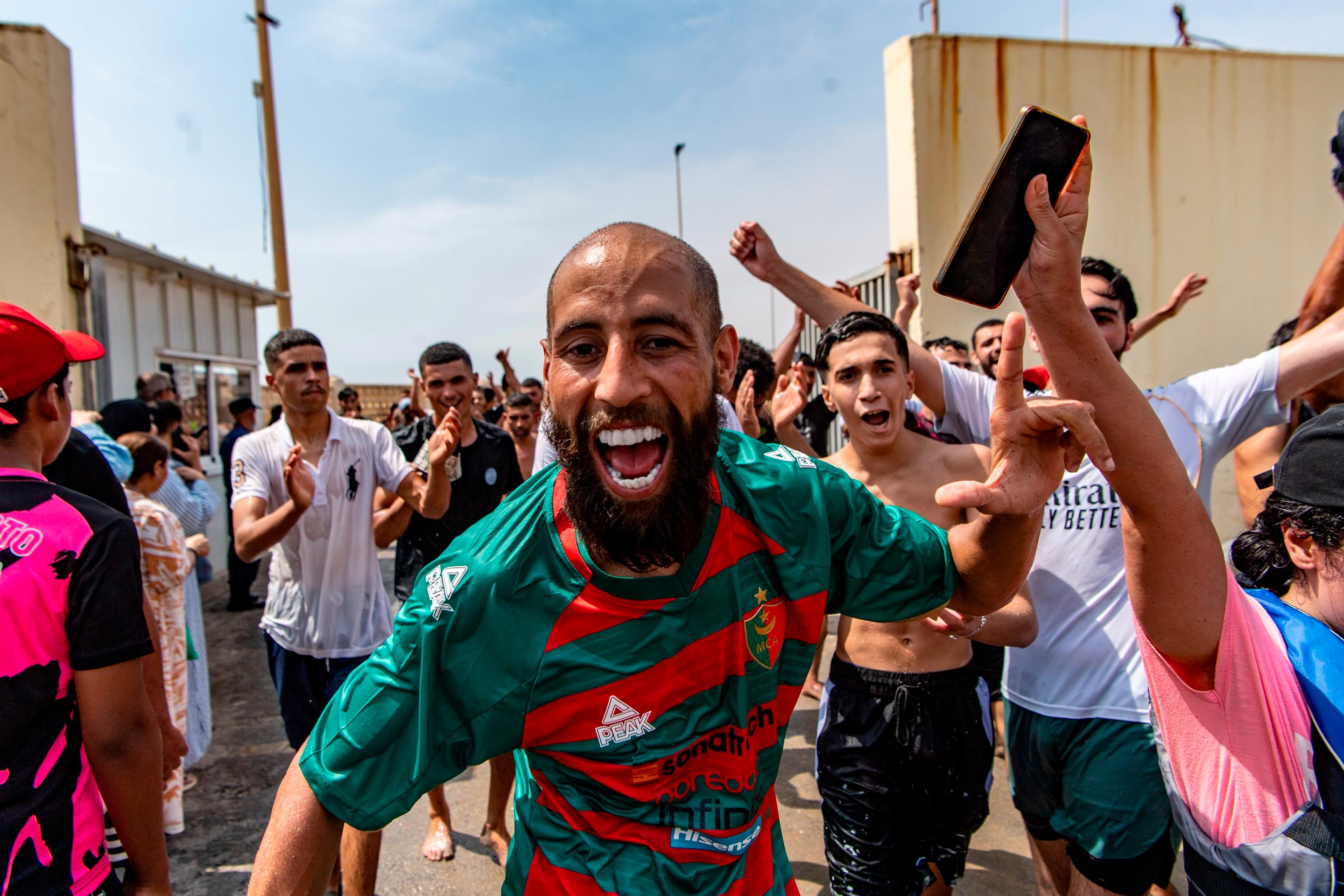 Migranti prenikajú z Maroka do španielskej enklávy Ceuta v severnej Afrike