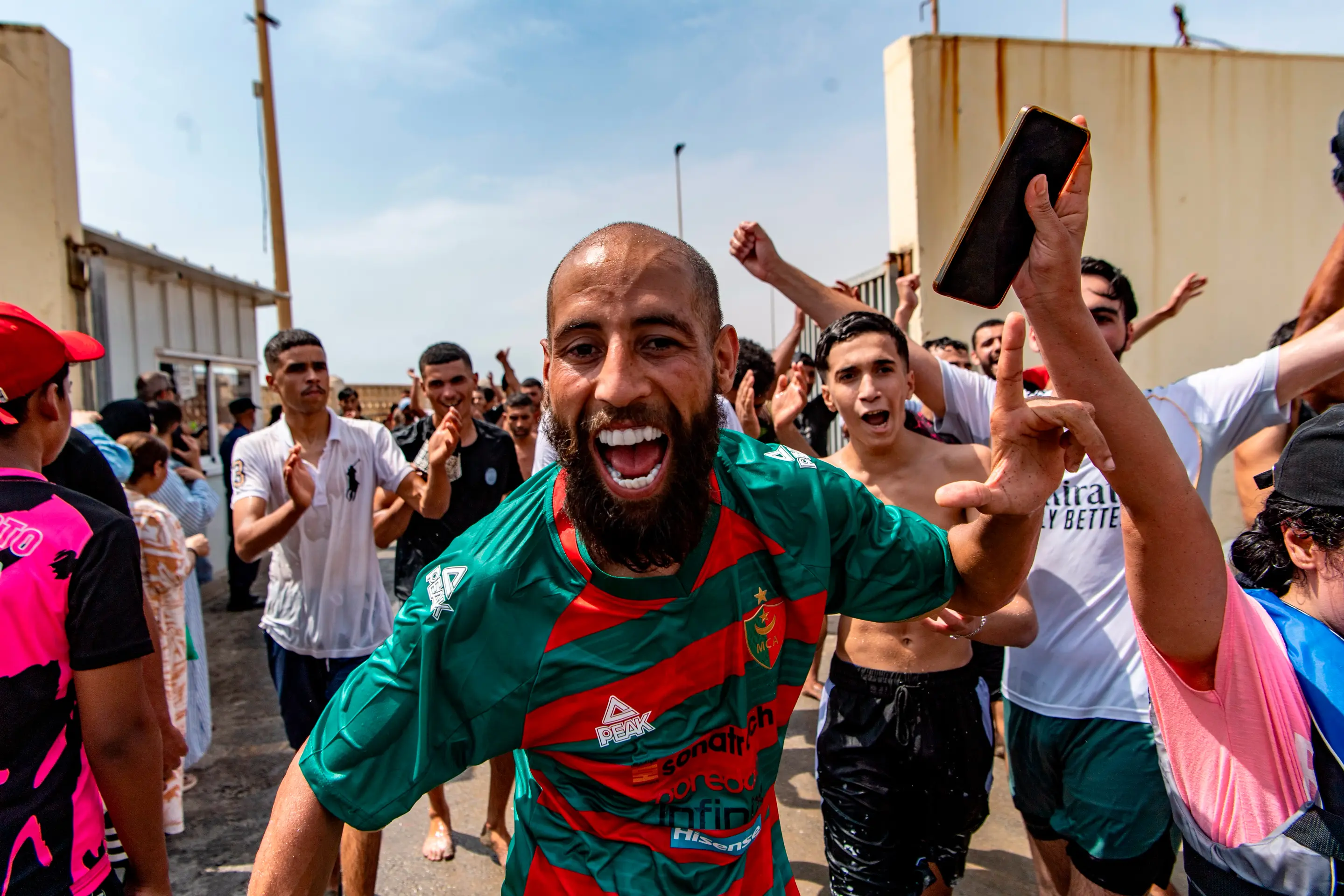 Migranti prenikajú z Maroka do španielskej enklávy Ceuta v severnej Afrike