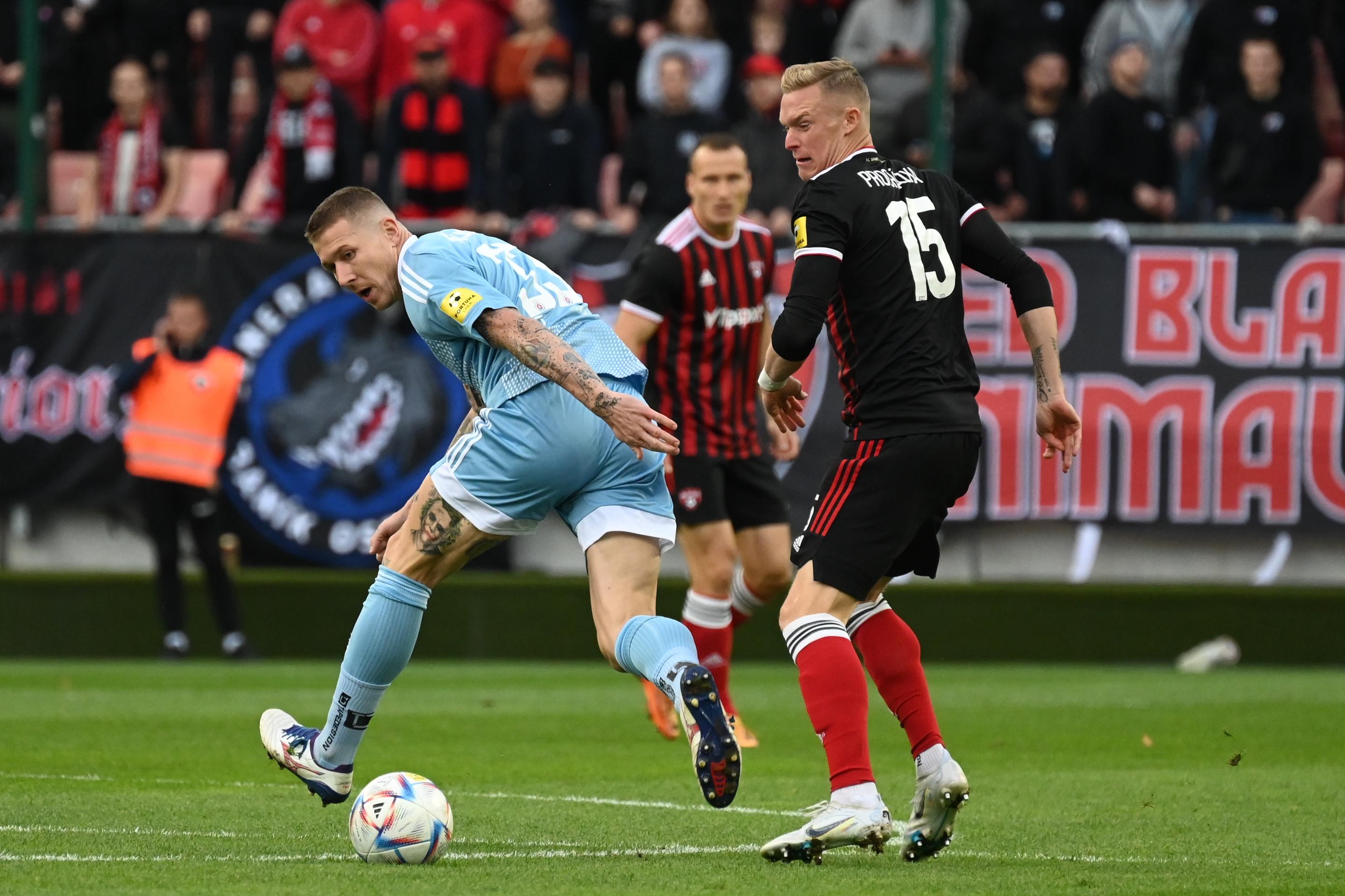 Sprava Roman Procházka z Trnavy a hráč Slovana Juraj Kucka počas zápasu 11. kola Fortuna ligy.