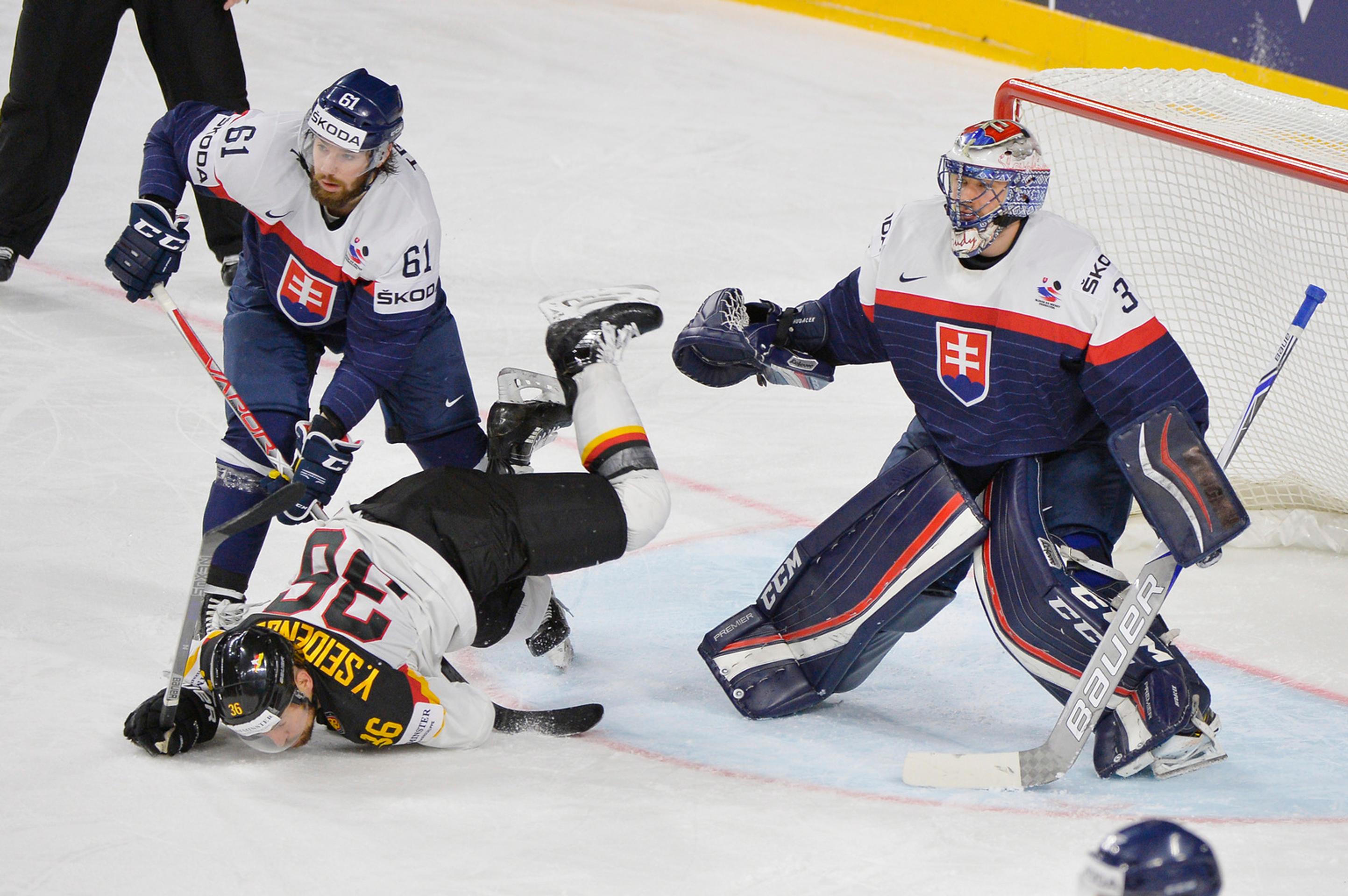 Peter Trška (vľavo) v drsnom súboji s Nemcom Yannickom Seidenbergom v dueli MS 2017.