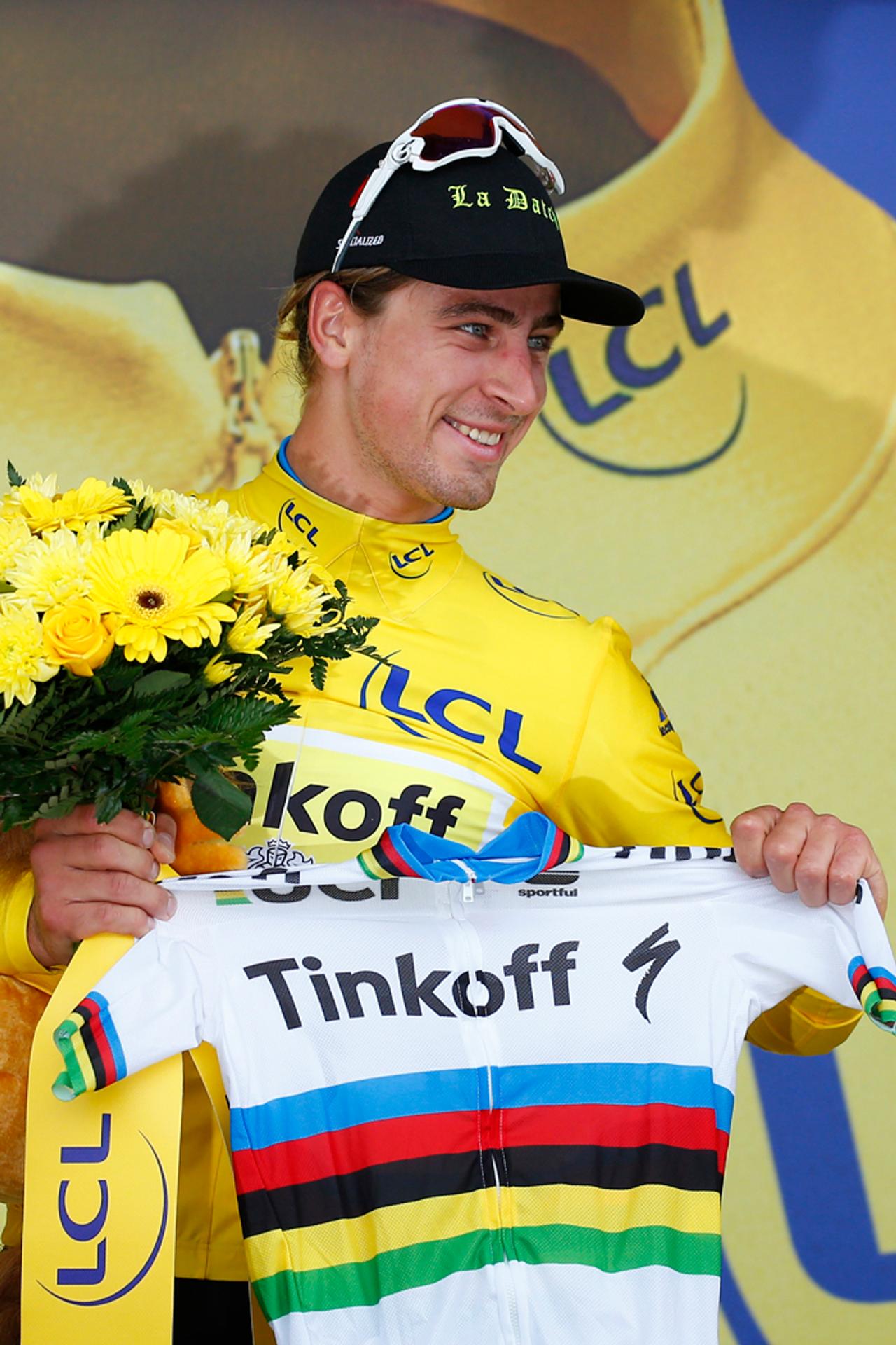 Peter Sagan v žltom drese pre vedúceho pretekára priebežného poradia TdF a dresom majstra sveta.