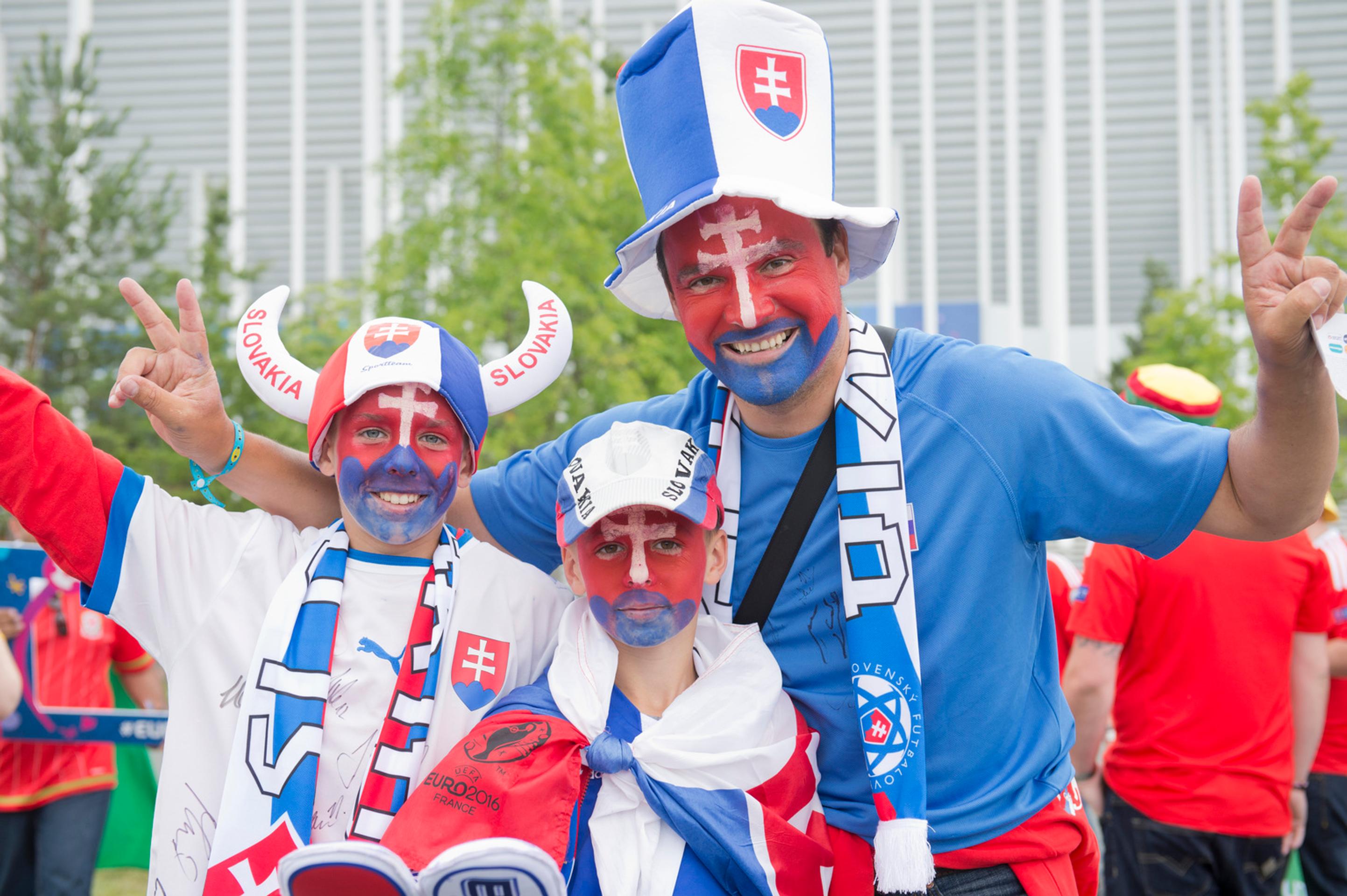 Slovenskí fanúšikovia pózujú pred našim úvodným duelom s Walesom na ME vo futbale.