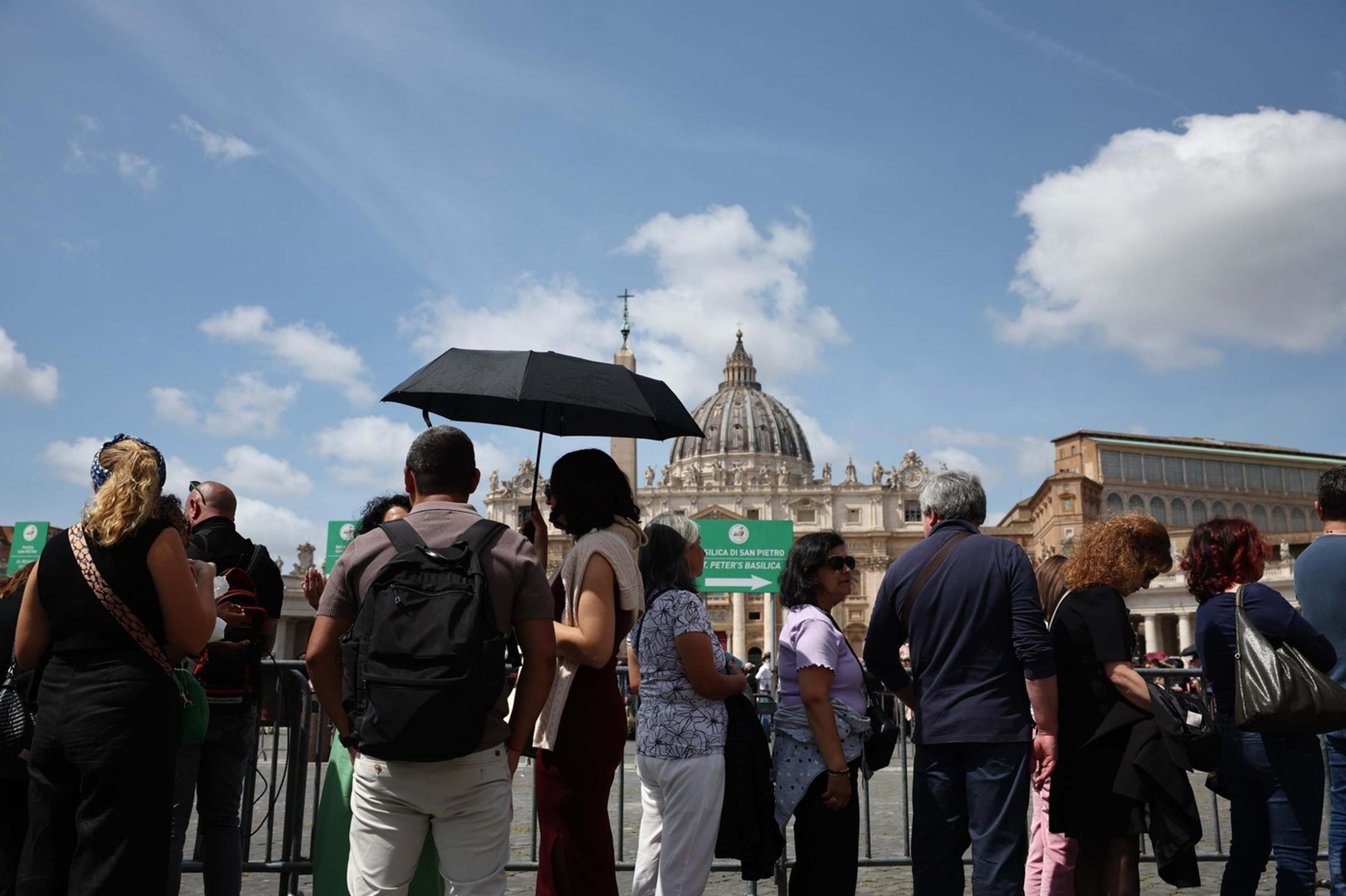 Dlhý rad pred Bazilikou sv. Petra