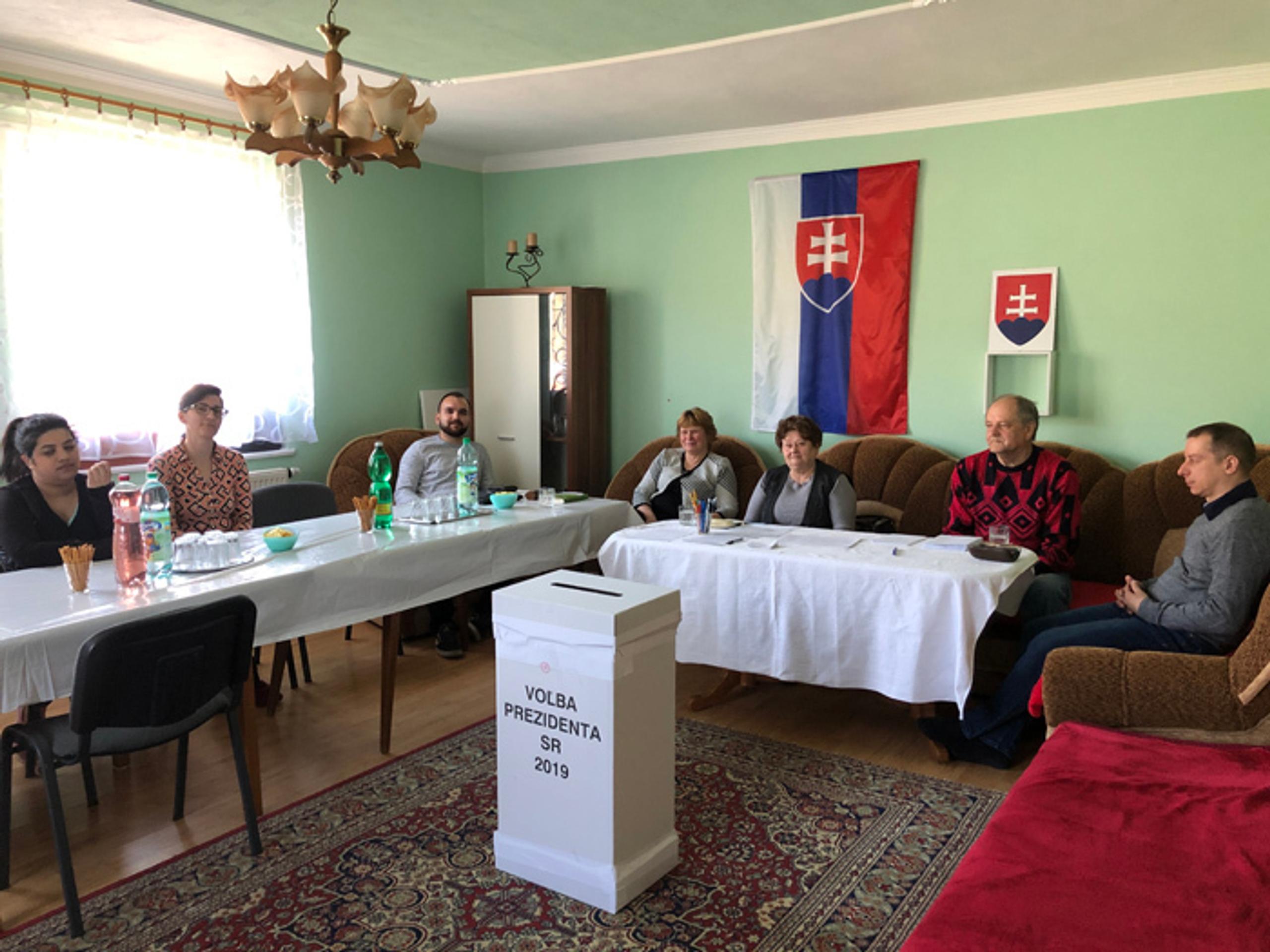 Volička dáva obálku s hlasovacím lístkom v 2. kole prezidentských volieb.