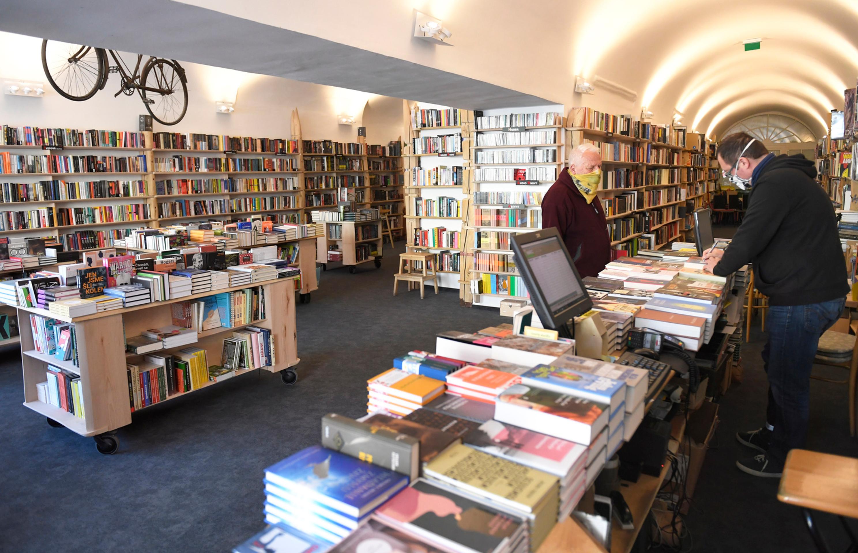 Vyľudnená ulica v Barcelone.