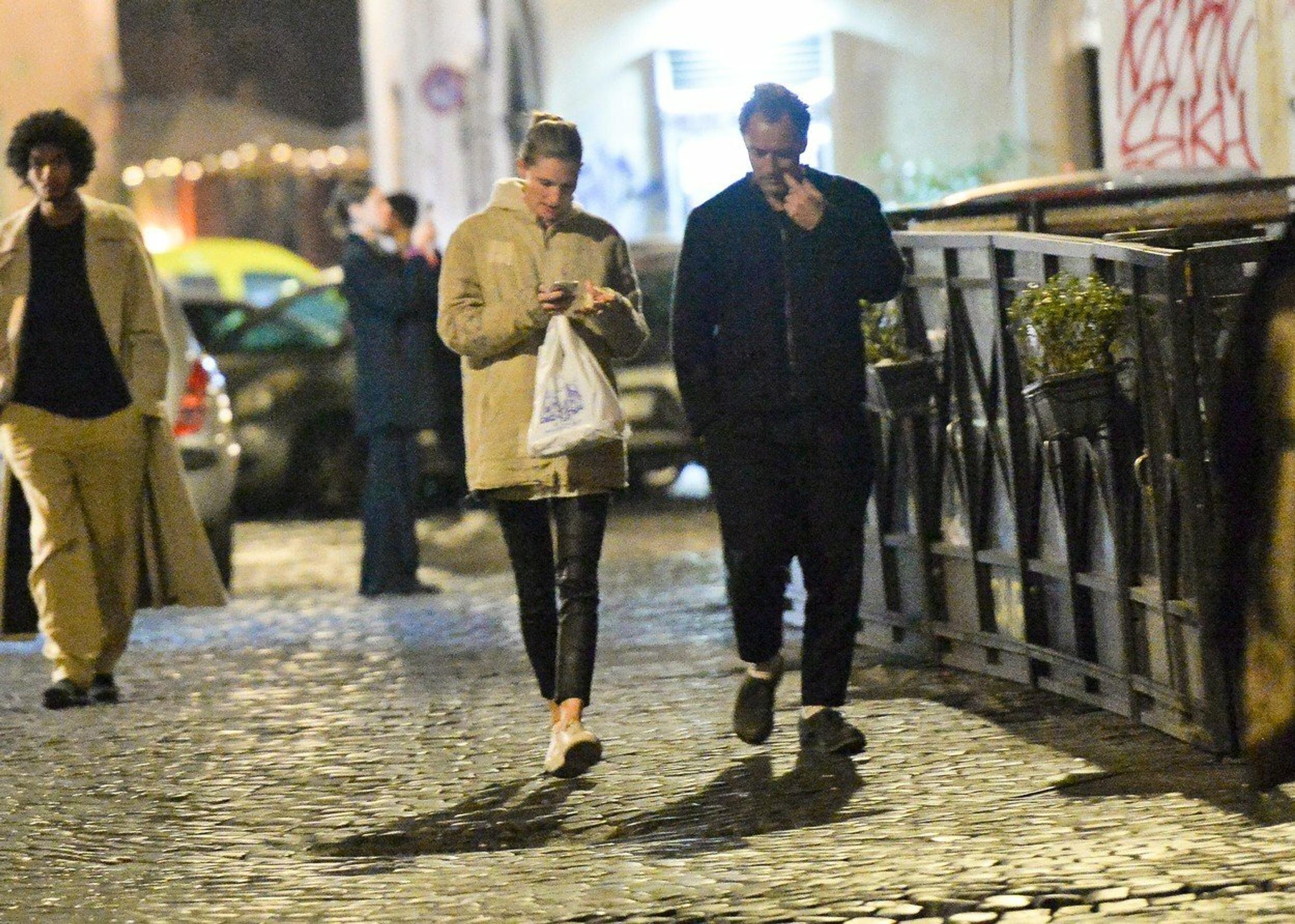 Paparazzi odfotili Juda Lawa v uliciach Ríma so snúbenicou Phillipou Coanou. 