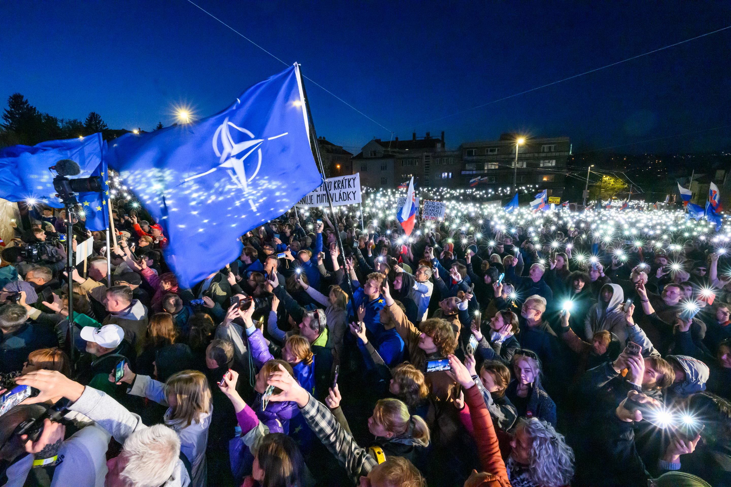 Na snímke účastníci na pochode „Nie ruskému zákonu!“ z Námestia slobody pred Národnú radu SR v Bratislave.