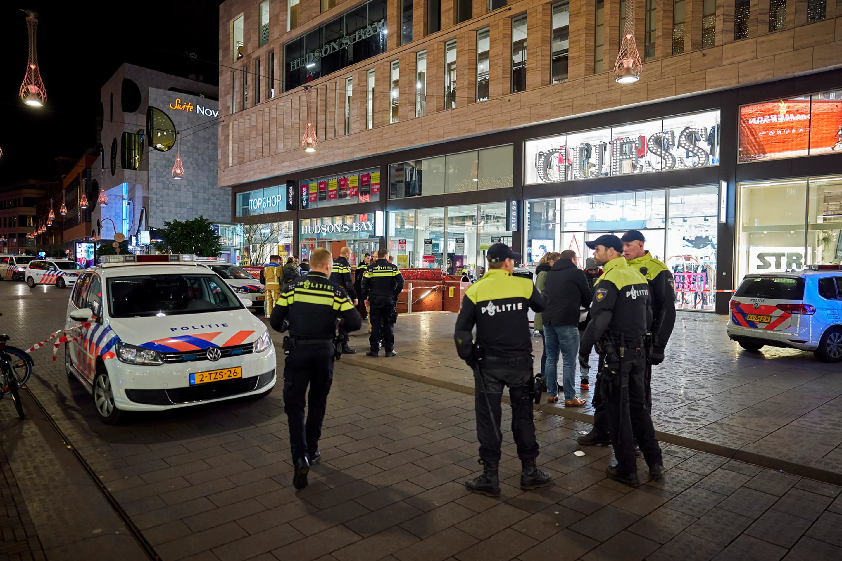 Polícia v holandskom Haagu monitoruje situáciu po útoku nožom v nákupnom centre.