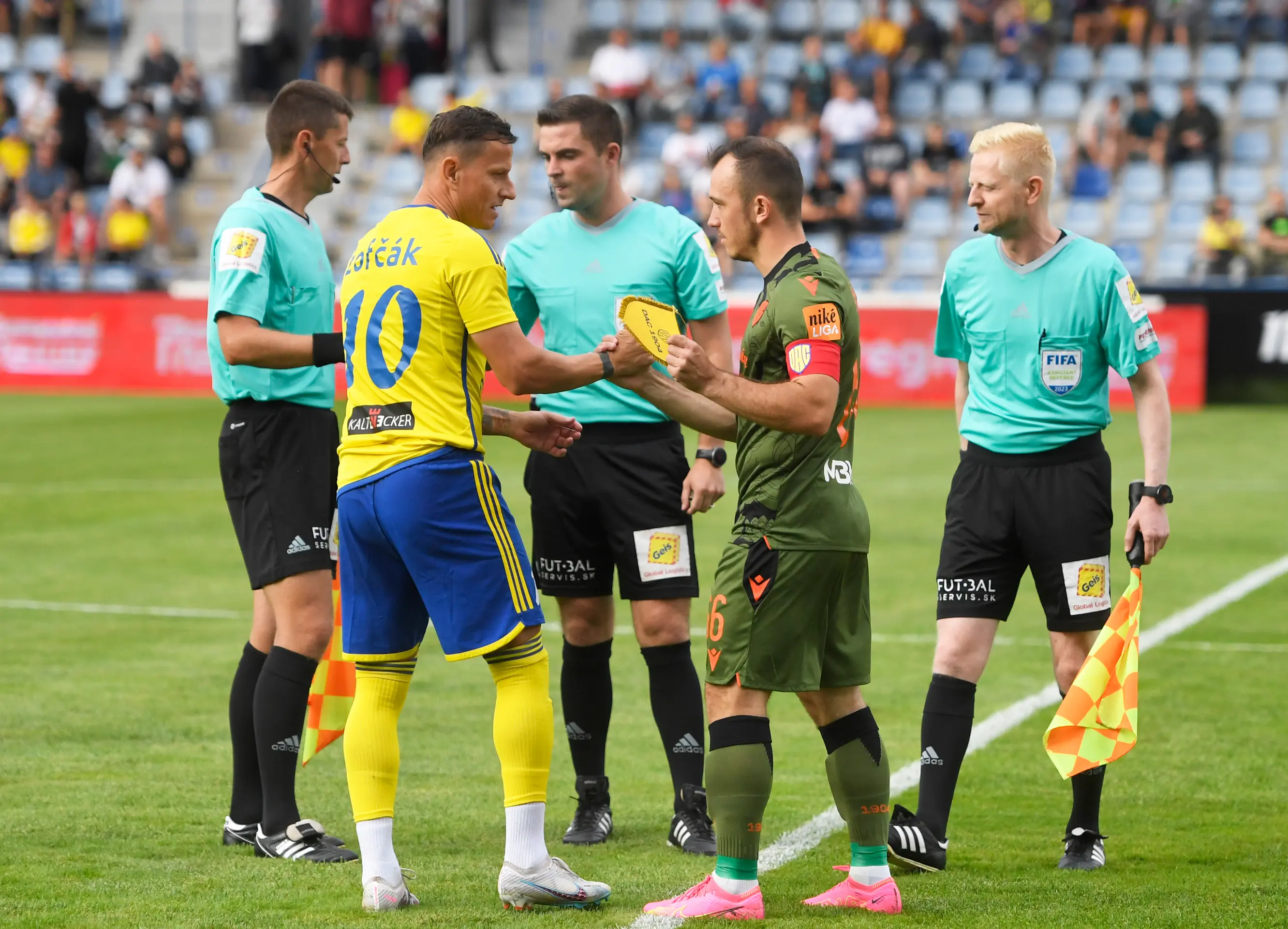 Na snímke zľava kapitán Igor Žofčák (Michalovce) a Miroslav Káčer (Dunajská Streda) sa zdravia pred  zápasom.