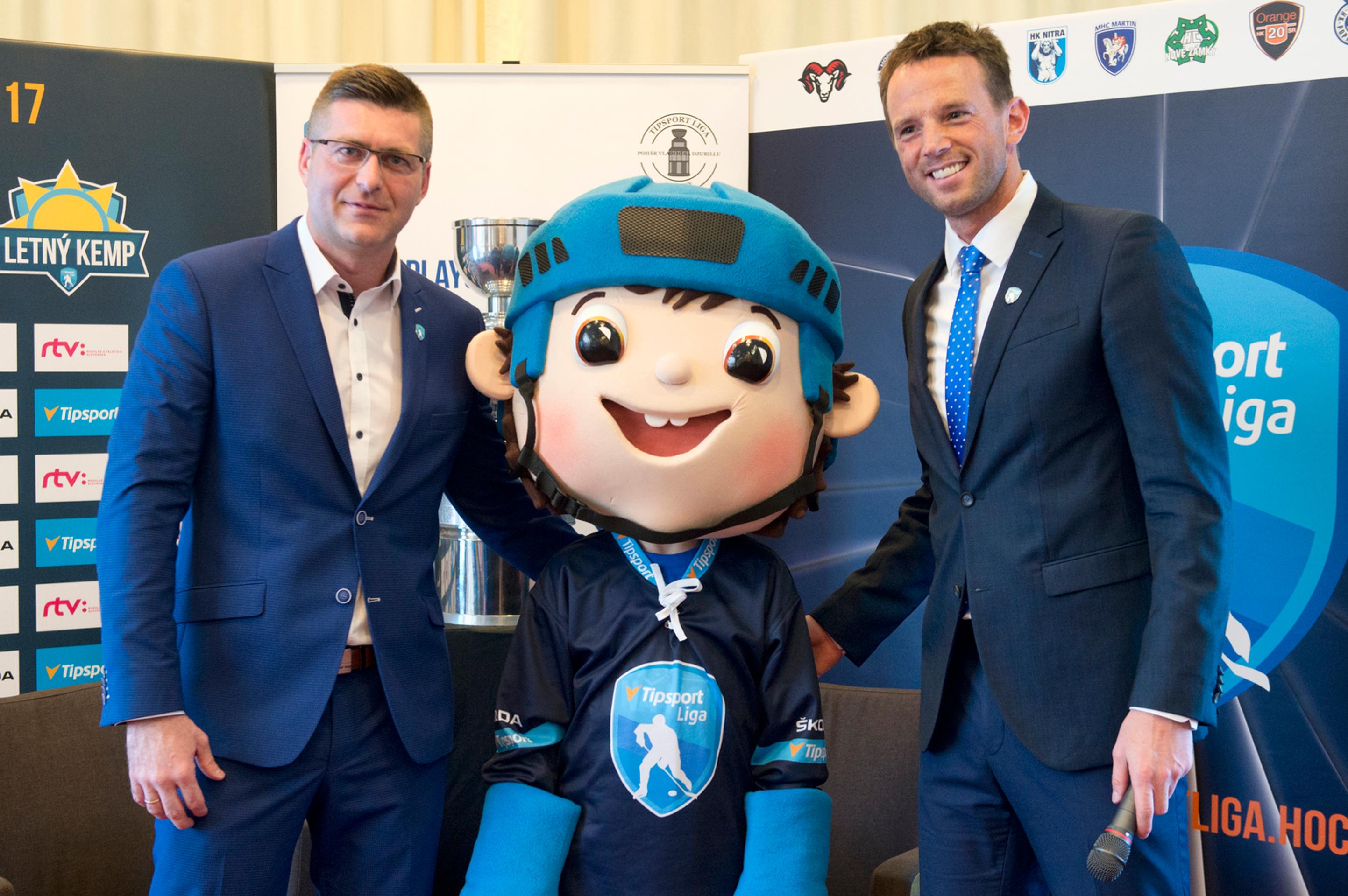 Šéf Tipsport ligy Richard Lintner a generálny riaditeľ Tipsport Slovensko Jaroslav Taraba s maskotom.