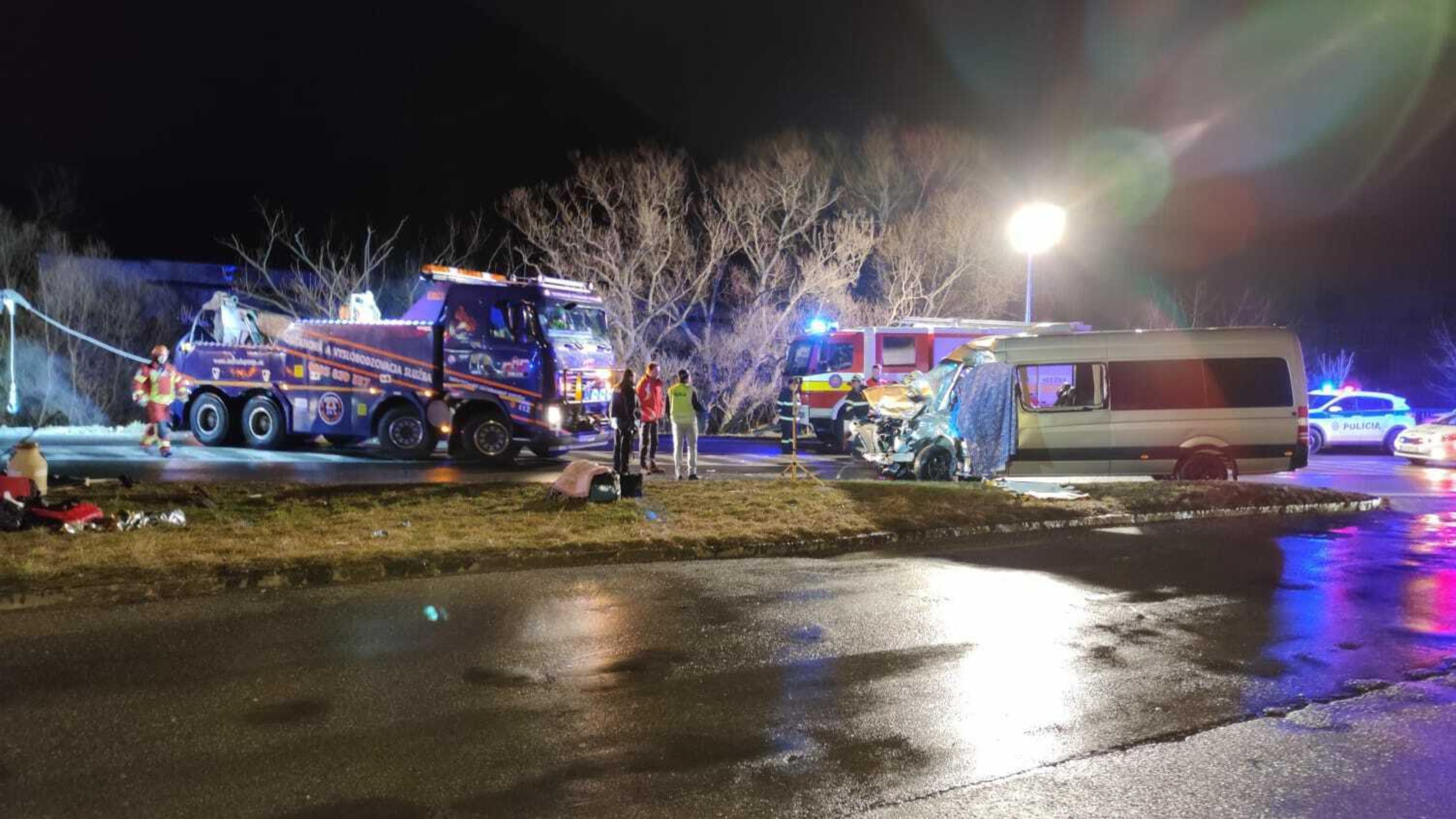 Zrážka ukrajinskej dodávky s ukrajinským autobusom v Ružomberku.
