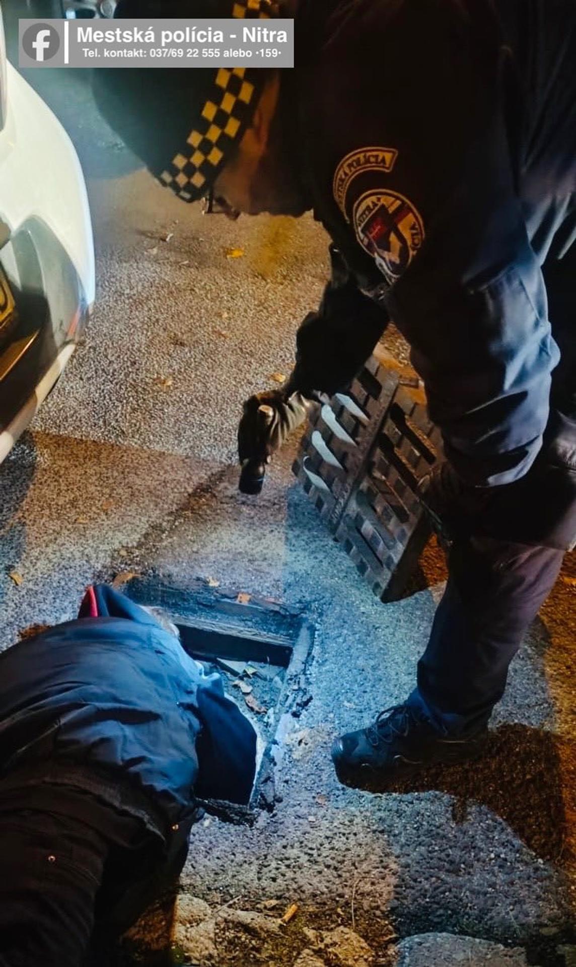 Kuriérovi spadli kľúče do kanála