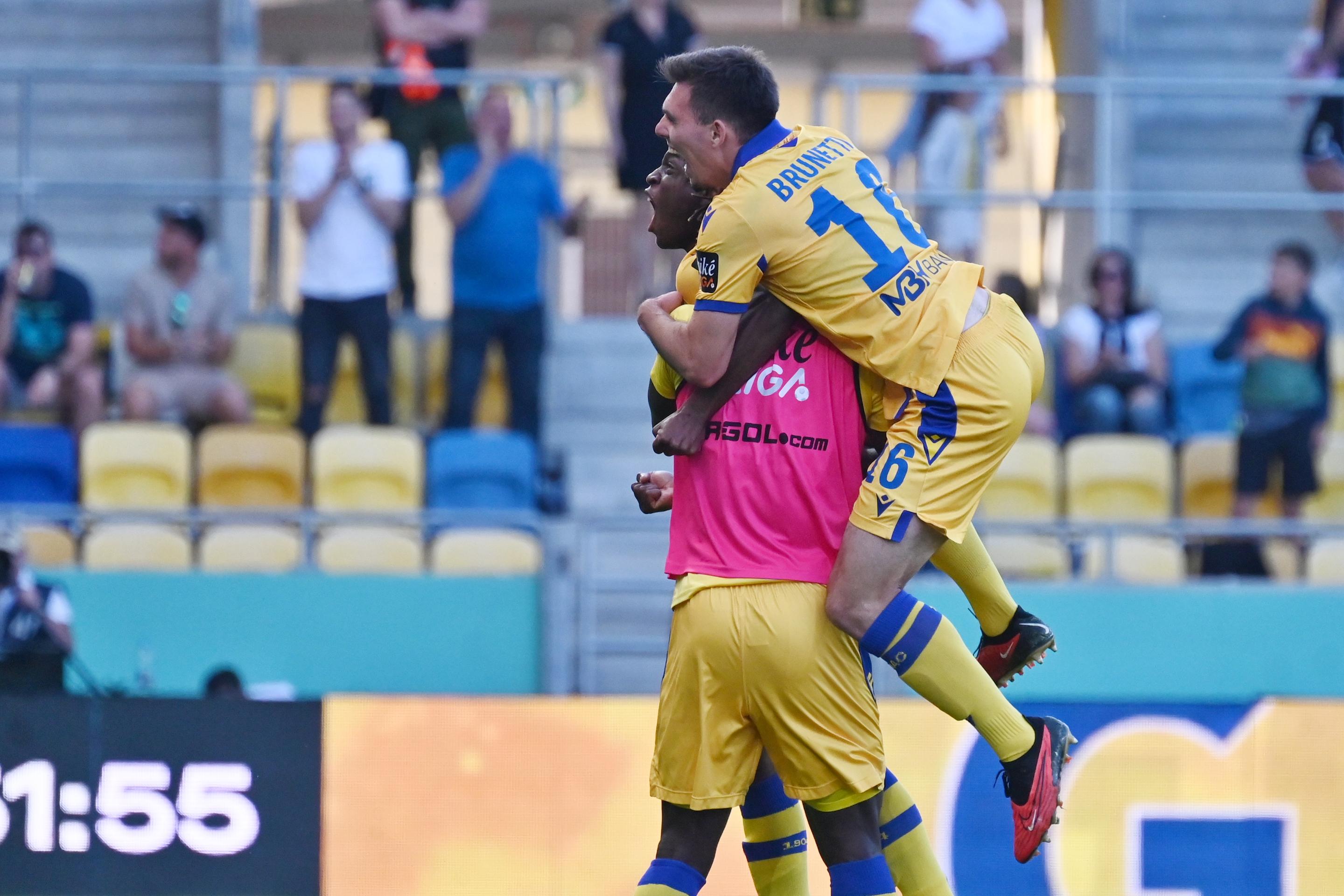 Na snímke radosť hráčov DAC po strelení gólu.