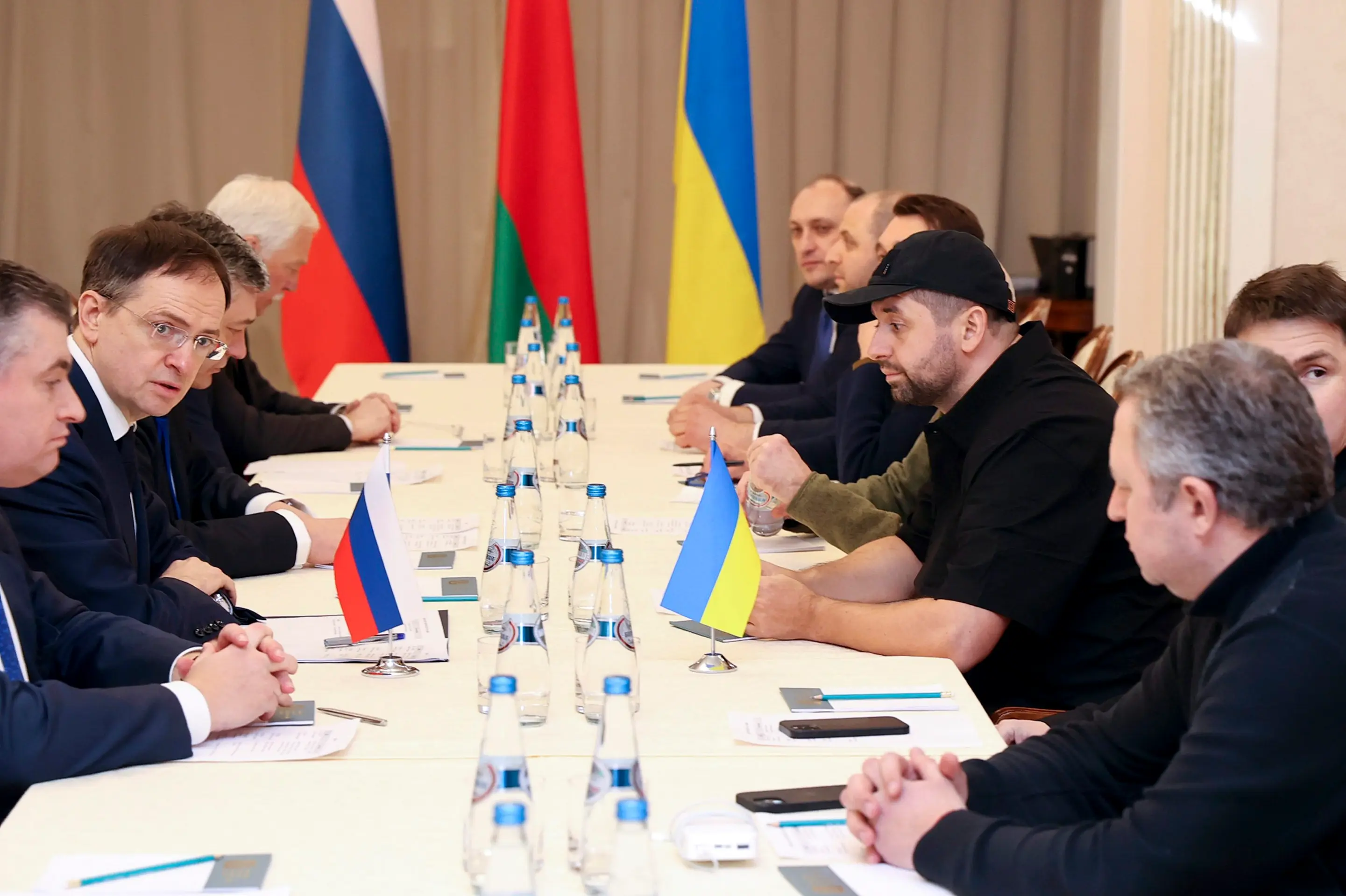Mierové rokovania medzi Ruskom a Ukrajinou. Naľavo ruská delegácia, vpravo ukrajinská.