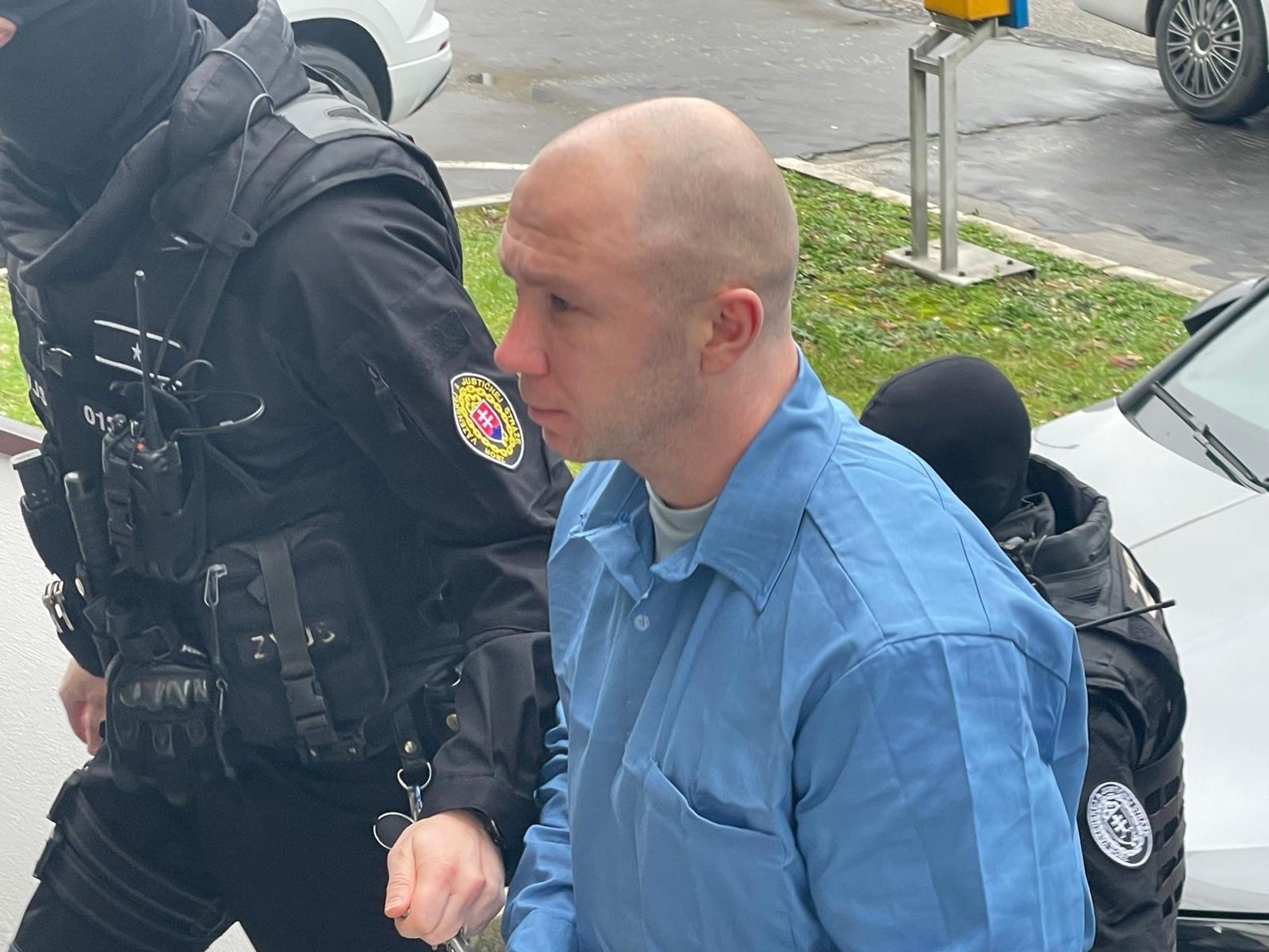 Eskorta priviezla Ľubomíra Behana na súd.